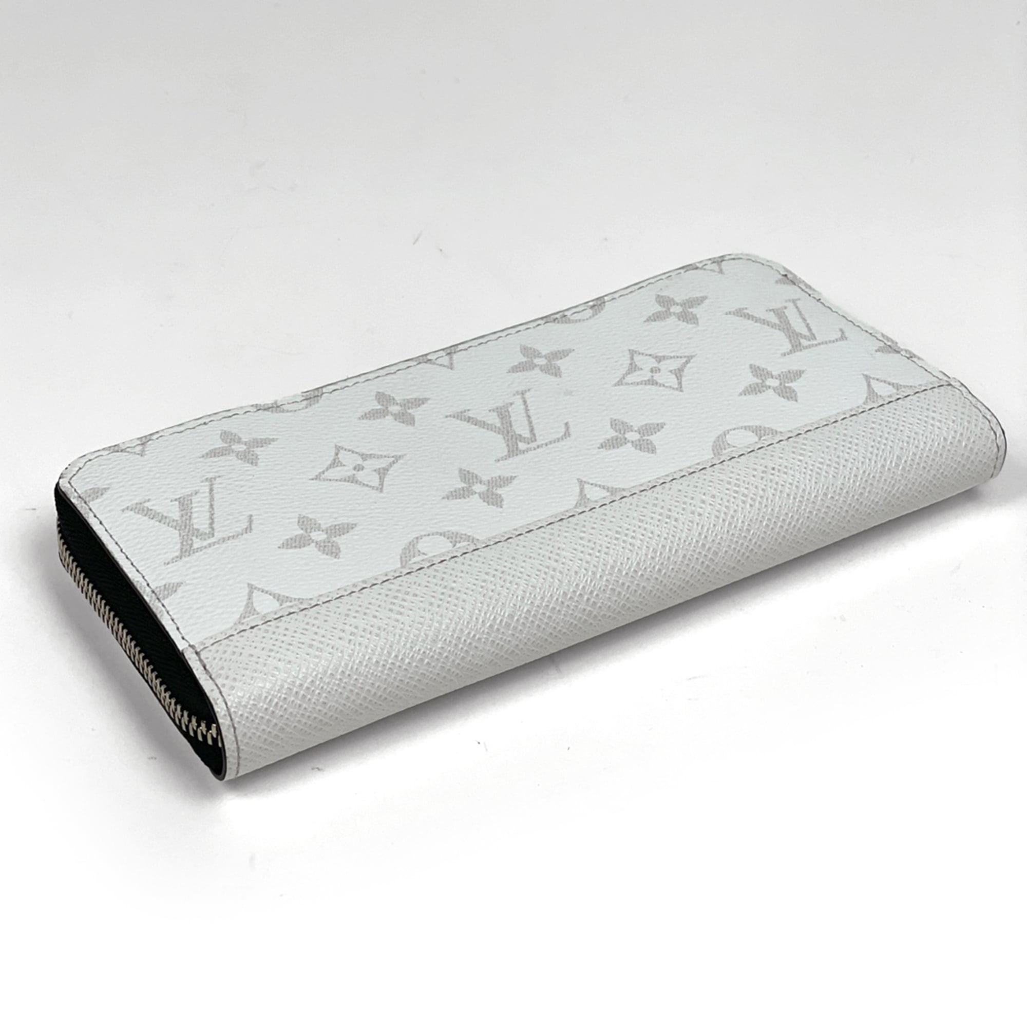 Louis Vuitton White Taigarama Long Wallet (Bi-Fold) (Pre-Owned)