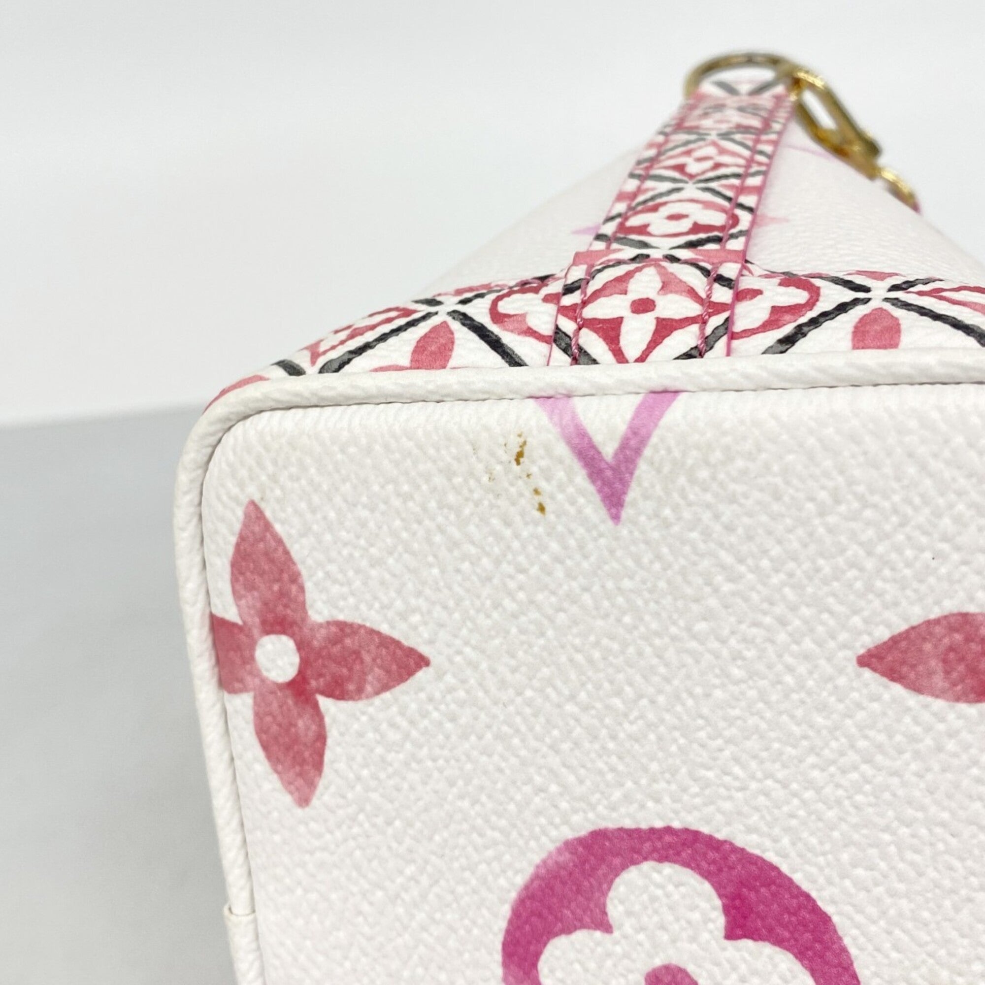 Louis Vuitton Rose Handbag (Pre-Owned)