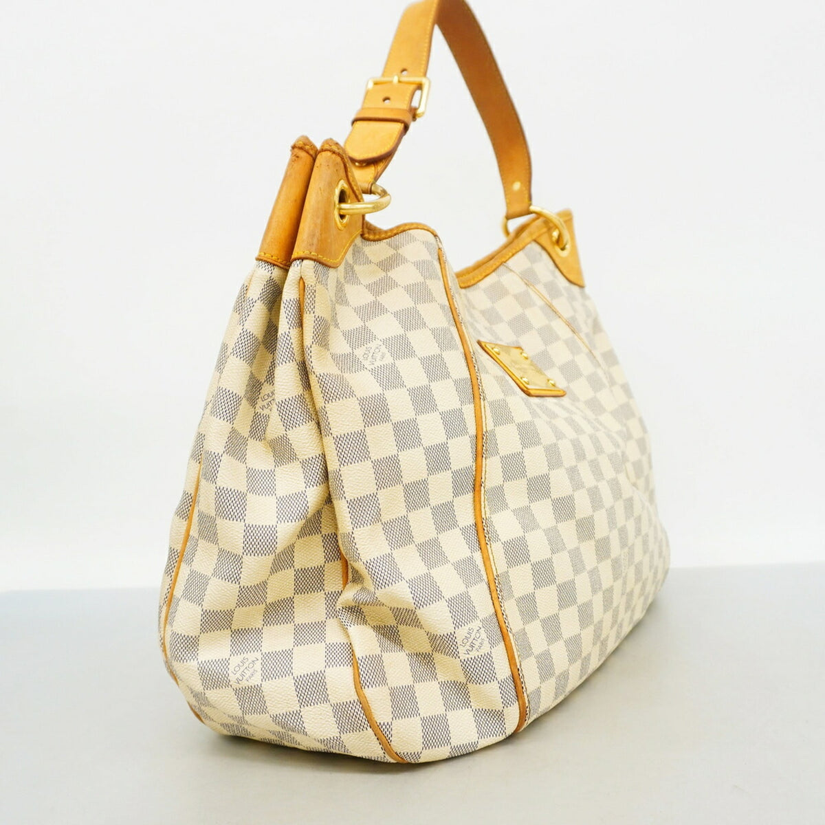 Louis Vuitton White Shoulder Bag (Pre-Owned)