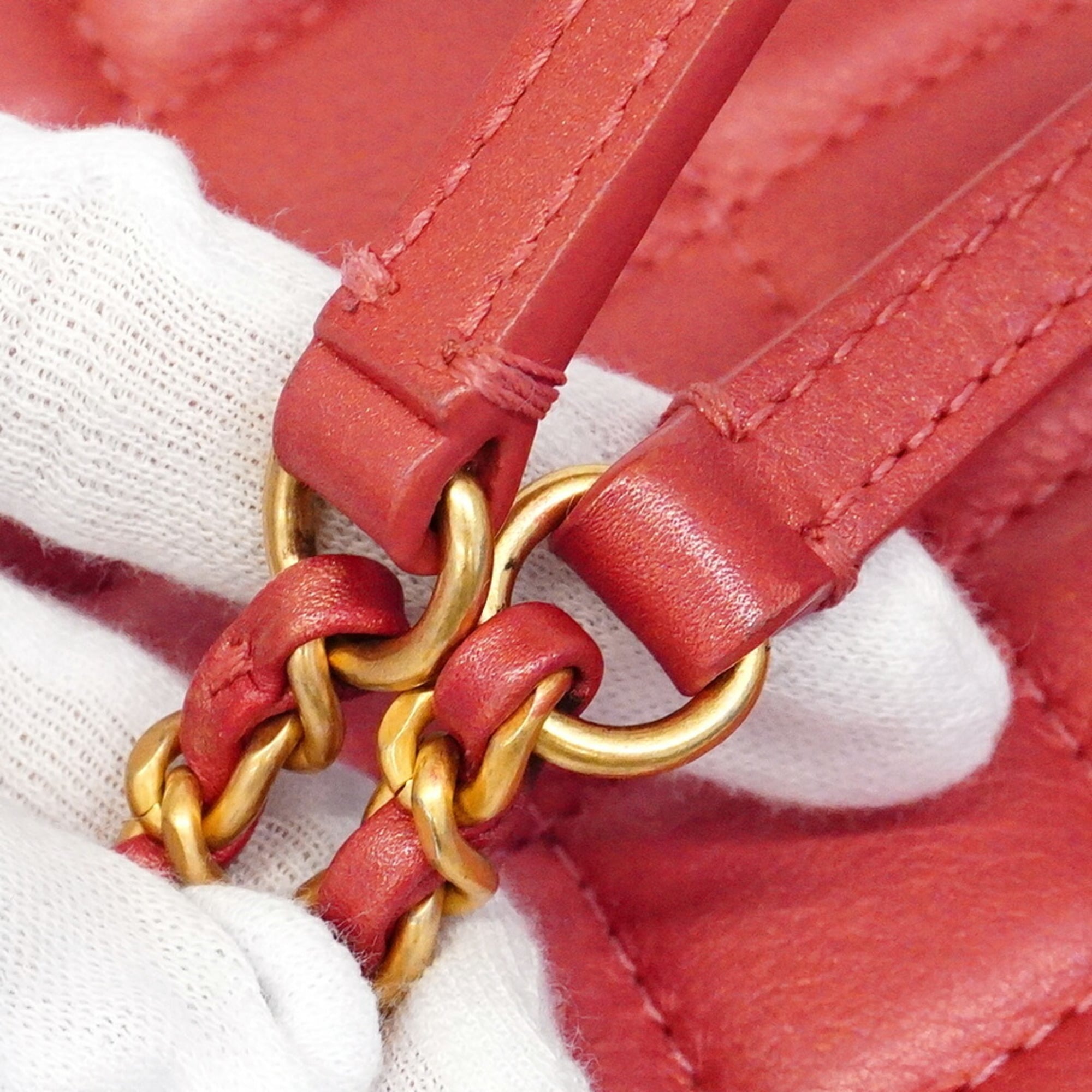Chanel Red Color Leather Handbag (Pre-Owned)