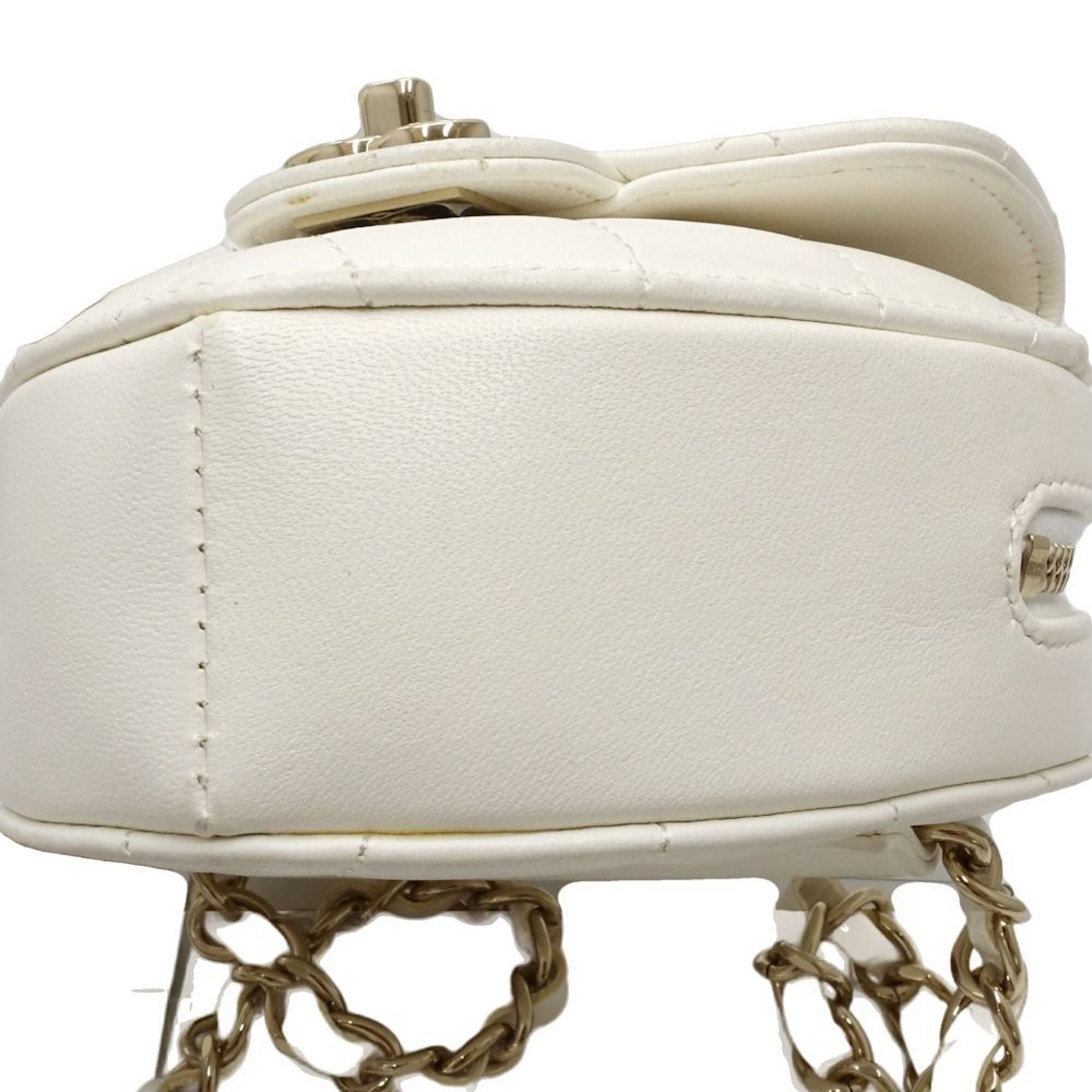 Chanel White Leather Fanny Pack Sling Bag (Pre-Owned)