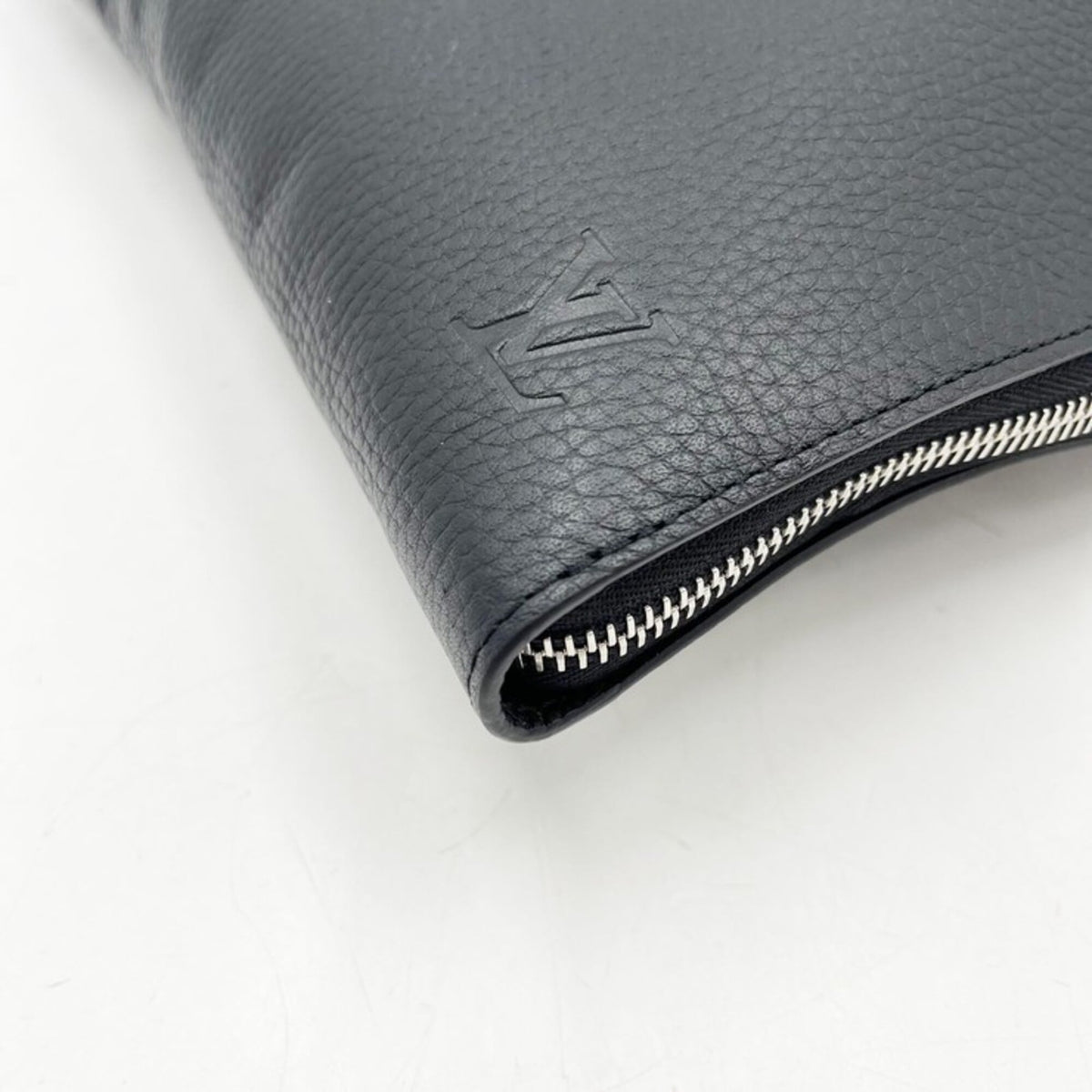 Louis Vuitton Black Noir Leather Clutch Bag Pochette (Pre-Owned)
