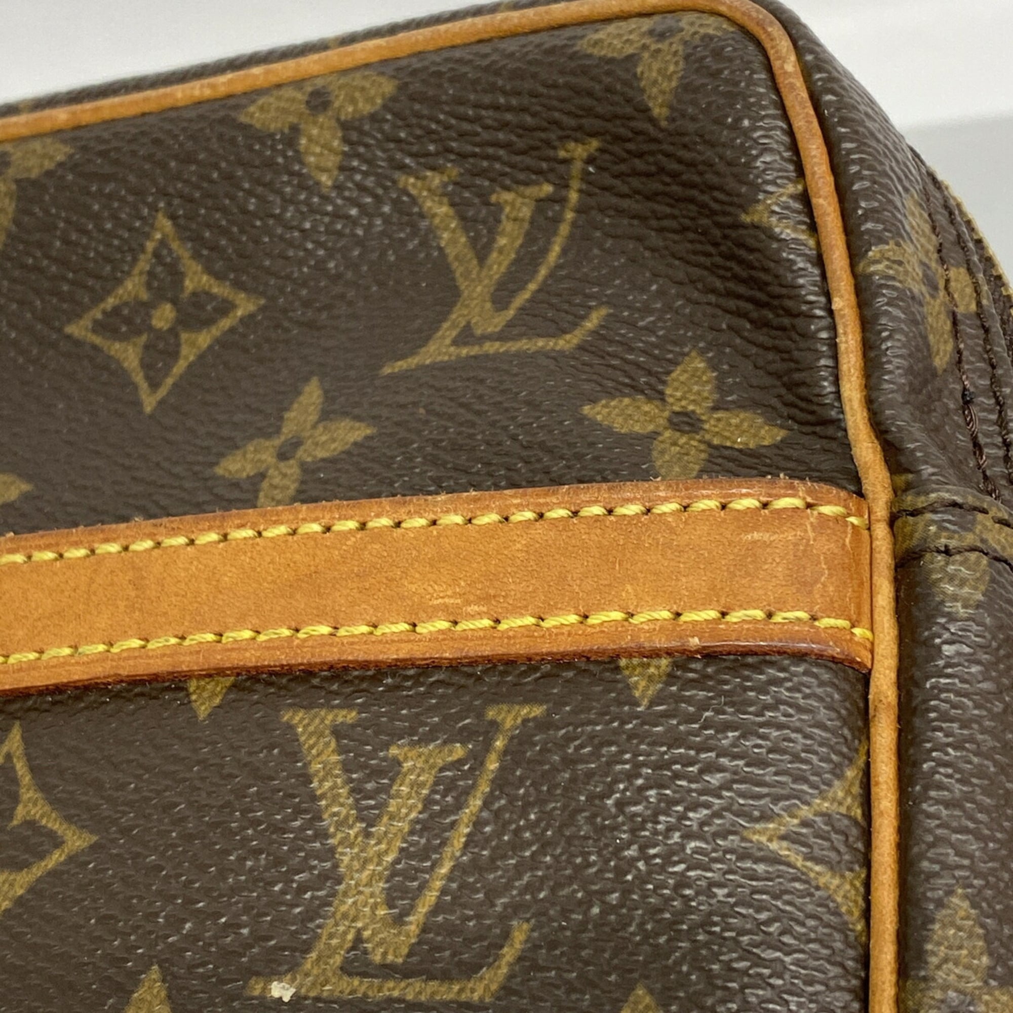 Louis Vuitton Brown Shoulder Bag (Pre-Owned)