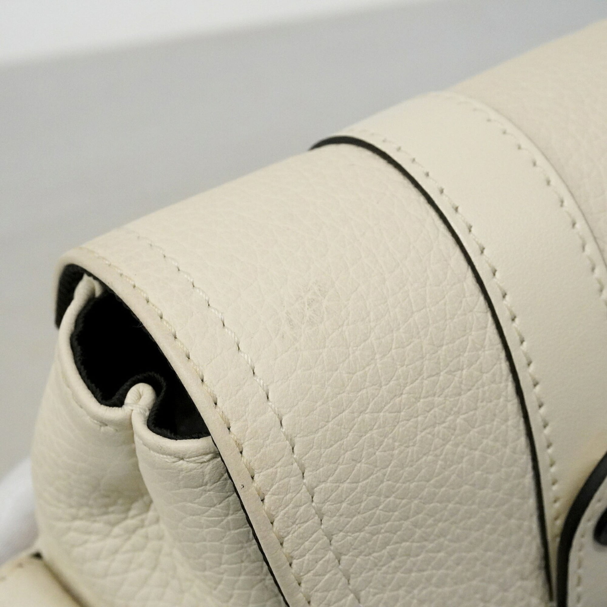 Louis Vuitton Blanc Sling Bag (Pre-Owned)