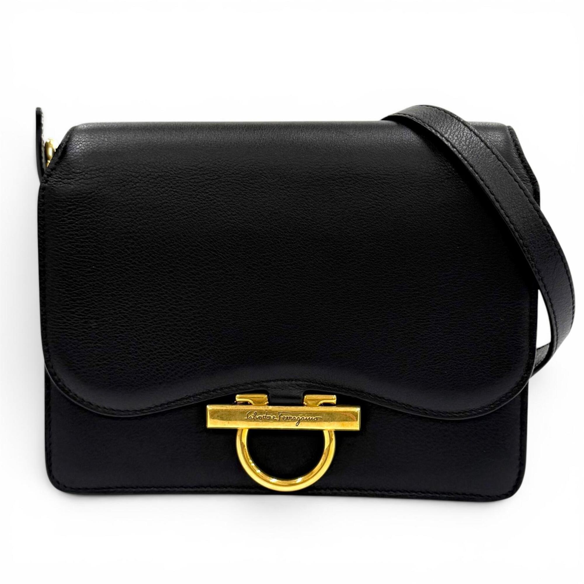 Salvatore Ferragamo Black Leather Shoulder Bag (Pre-Owned)