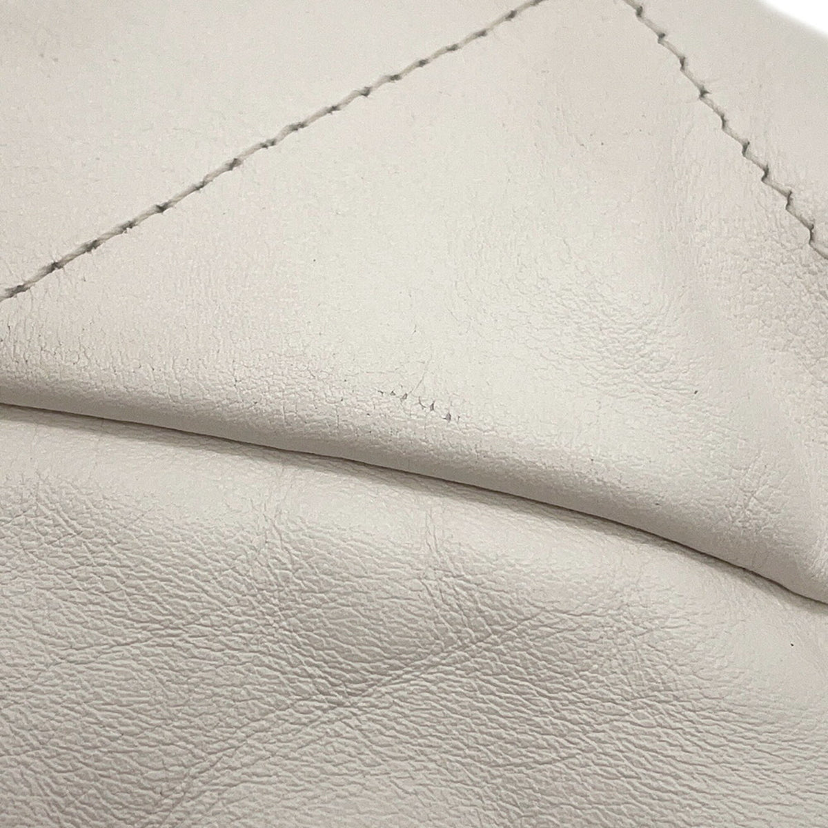 Chanel White Leather Handbag (Pre-Owned)