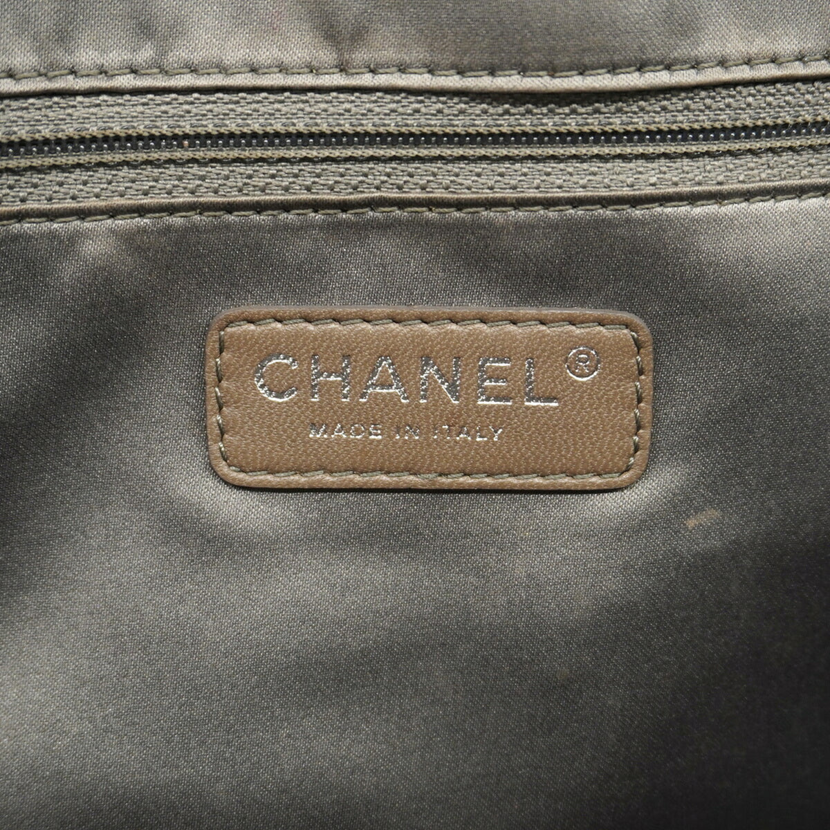 Chanel Black Leather Shoulder Bag (Pre-Owned)