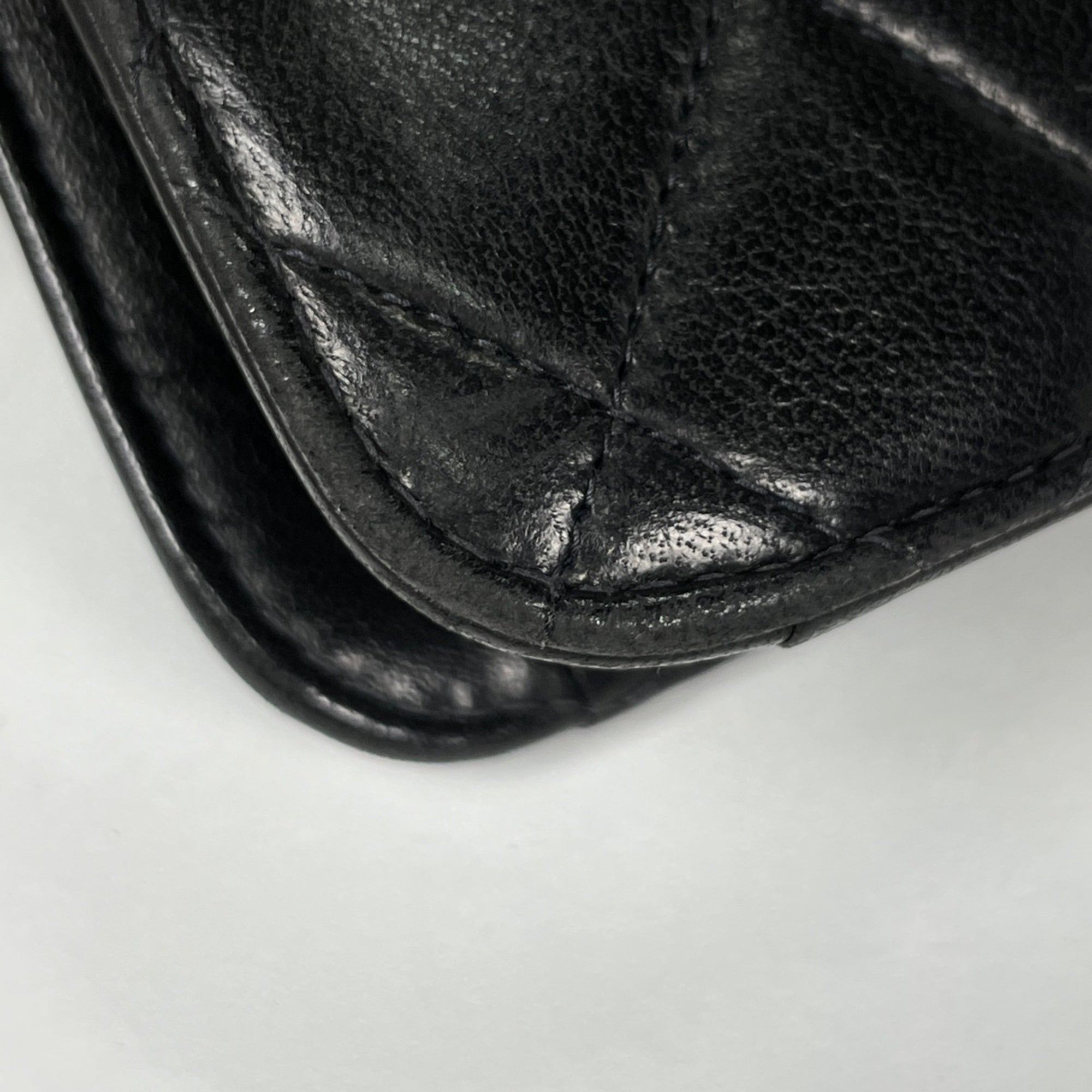 Chanel Black Leather Shoulder Bag (Pre-Owned)