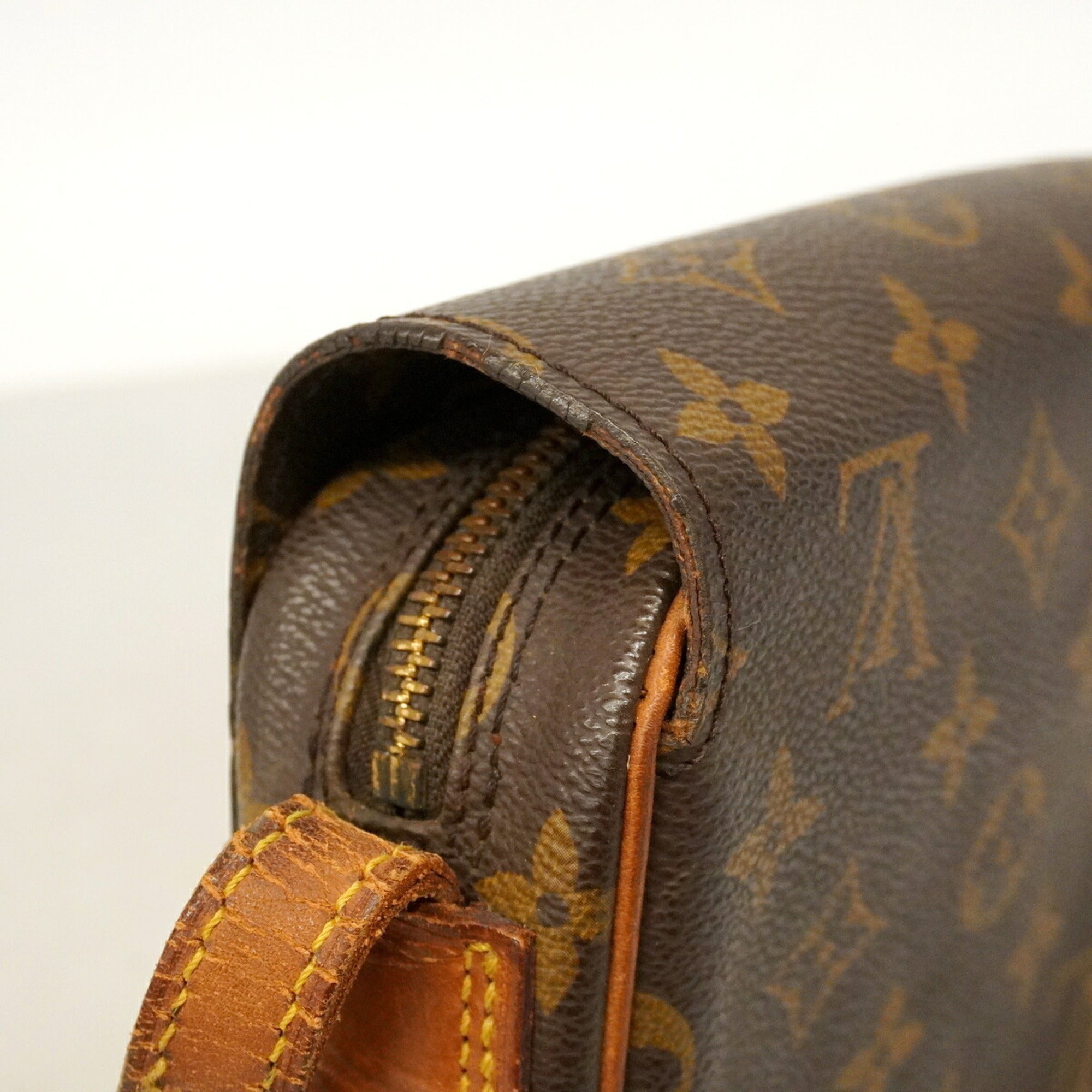Louis Vuitton Brown Shoulder Bag (Pre-Owned)