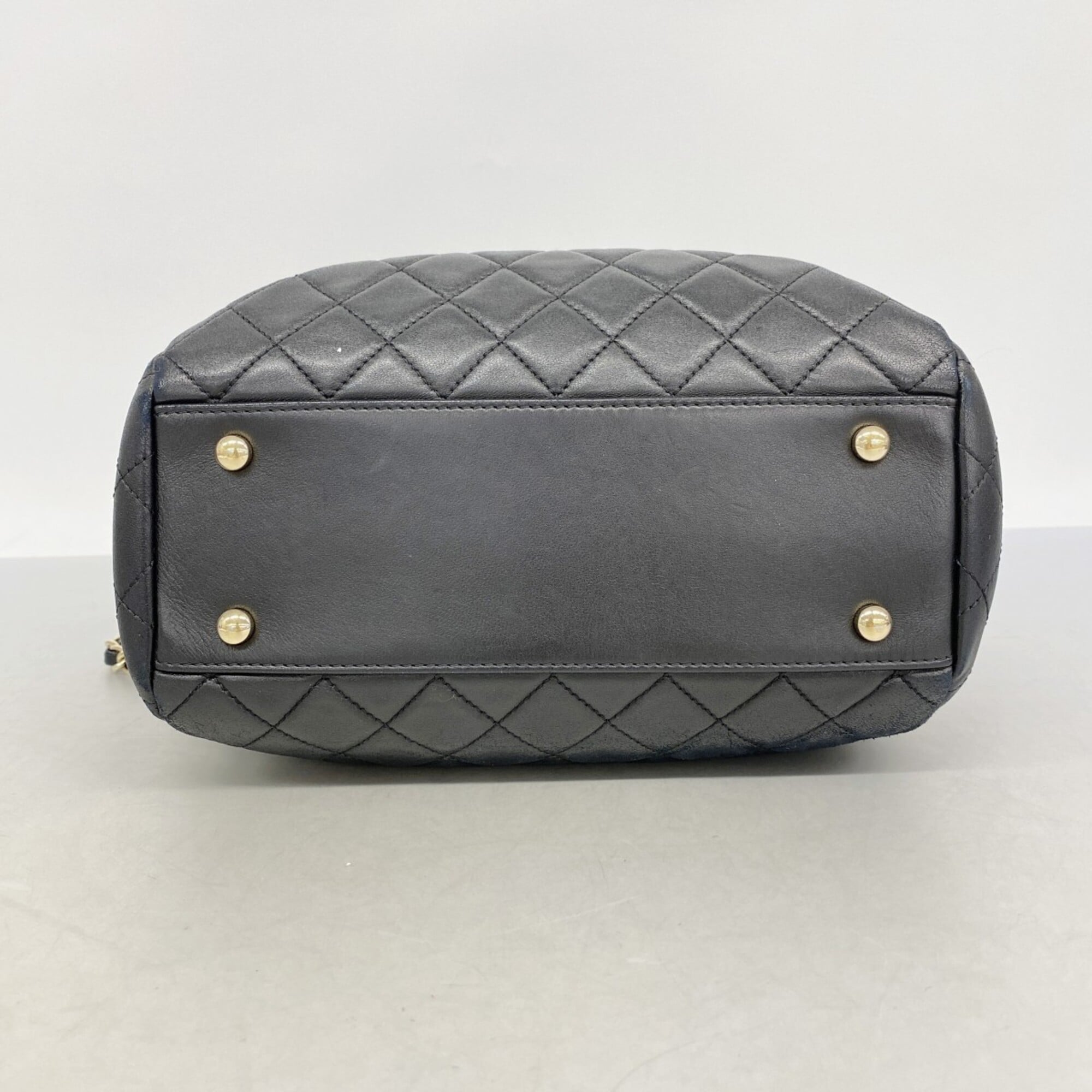 Chanel Black Leather Shoulder Bag (Pre-Owned)