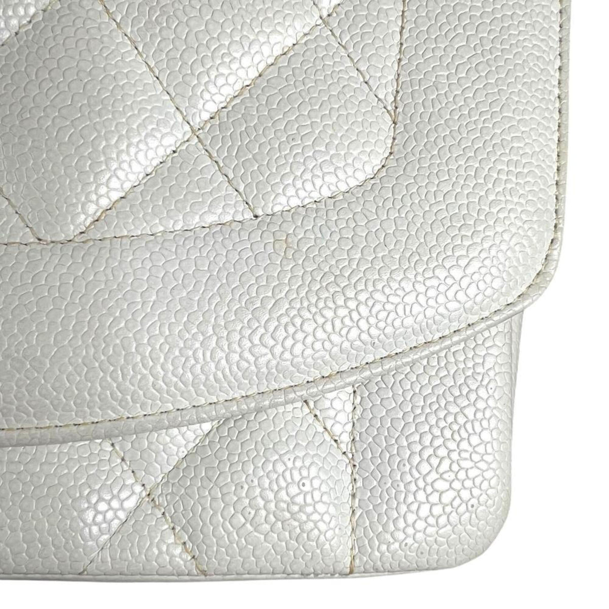 Chanel White Grained Calfskin Shoulder Bag (Pre-Owned)