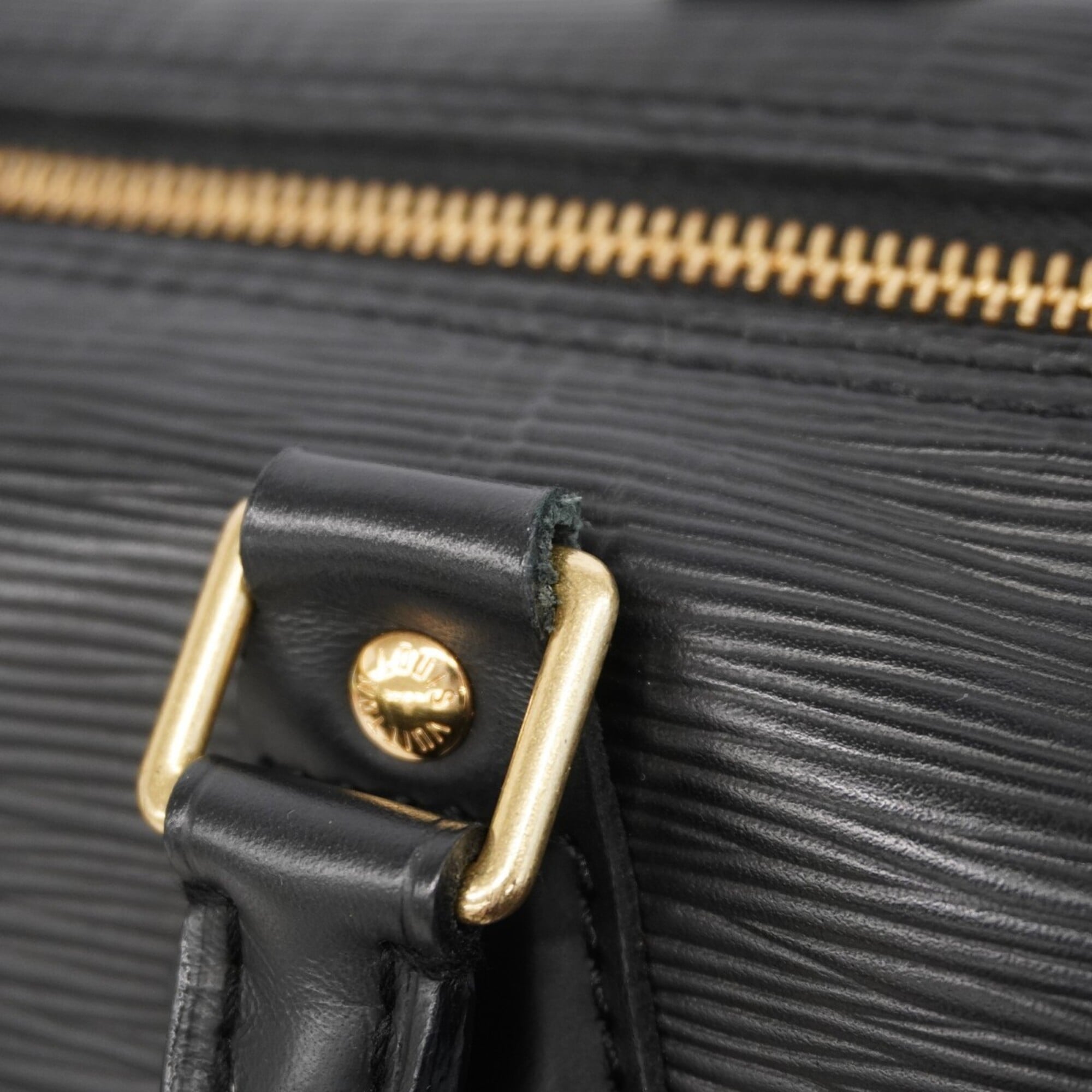 Louis Vuitton Noir Handbag (Pre-Owned)