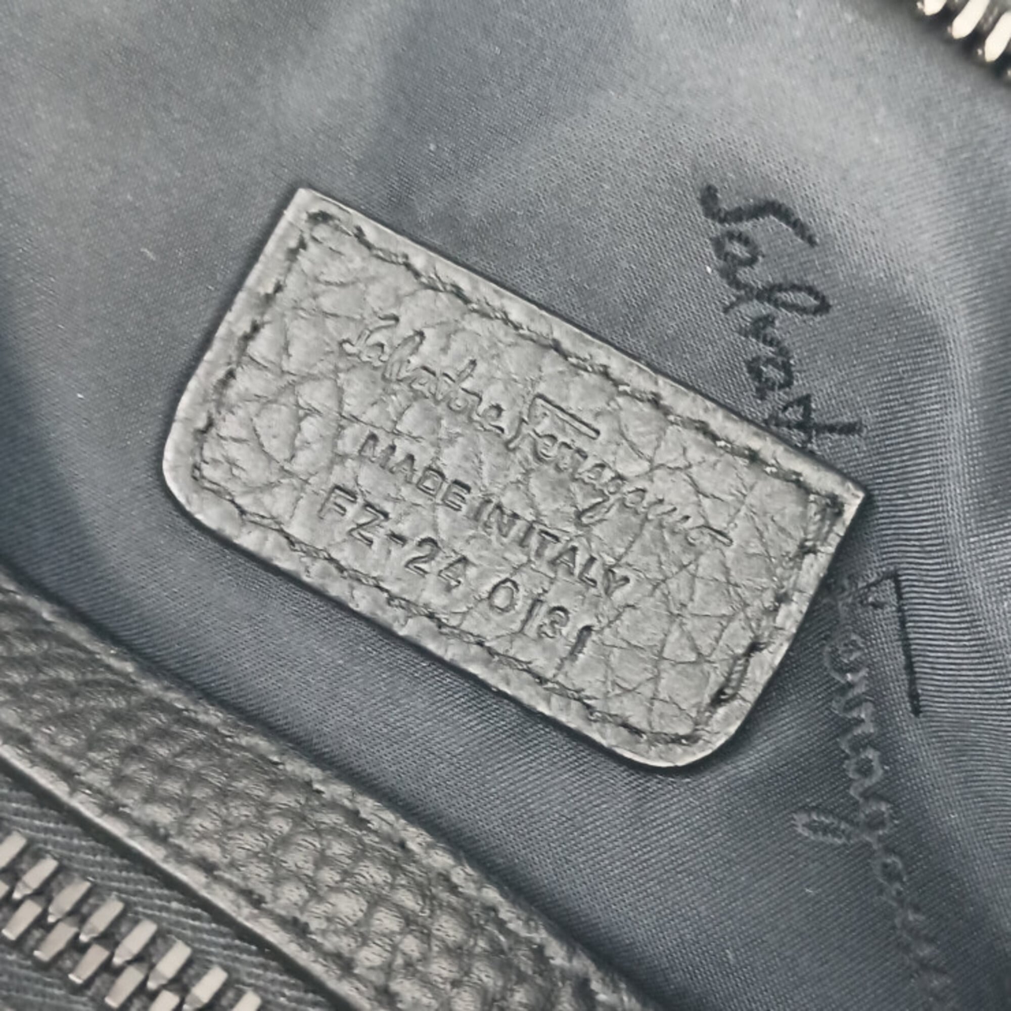 Salvatore Ferragamo Black Leather Messenger Bag Shoulder Bag (Pre-Owned)