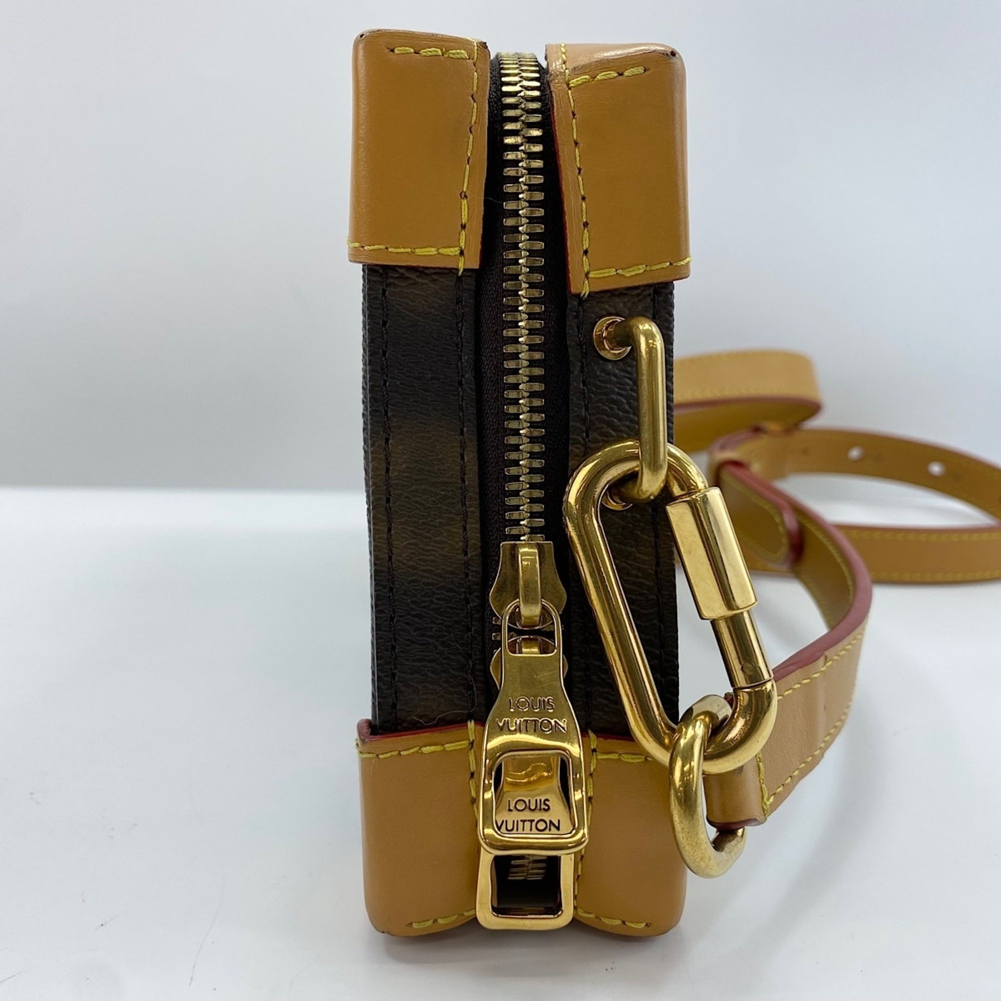 Louis Vuitton Brown Shoulder Bag (Pre-Owned)