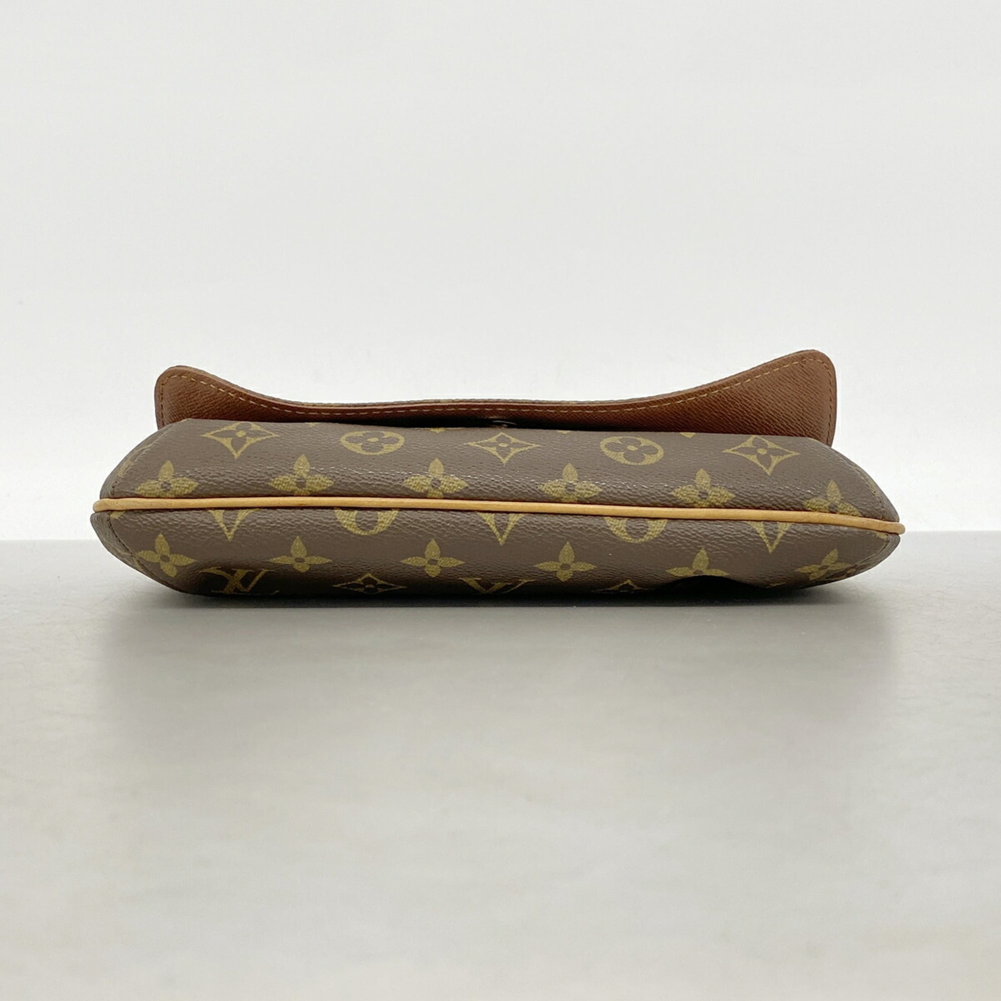 Louis Vuitton Brown Shoulder Bag (Pre-Owned)