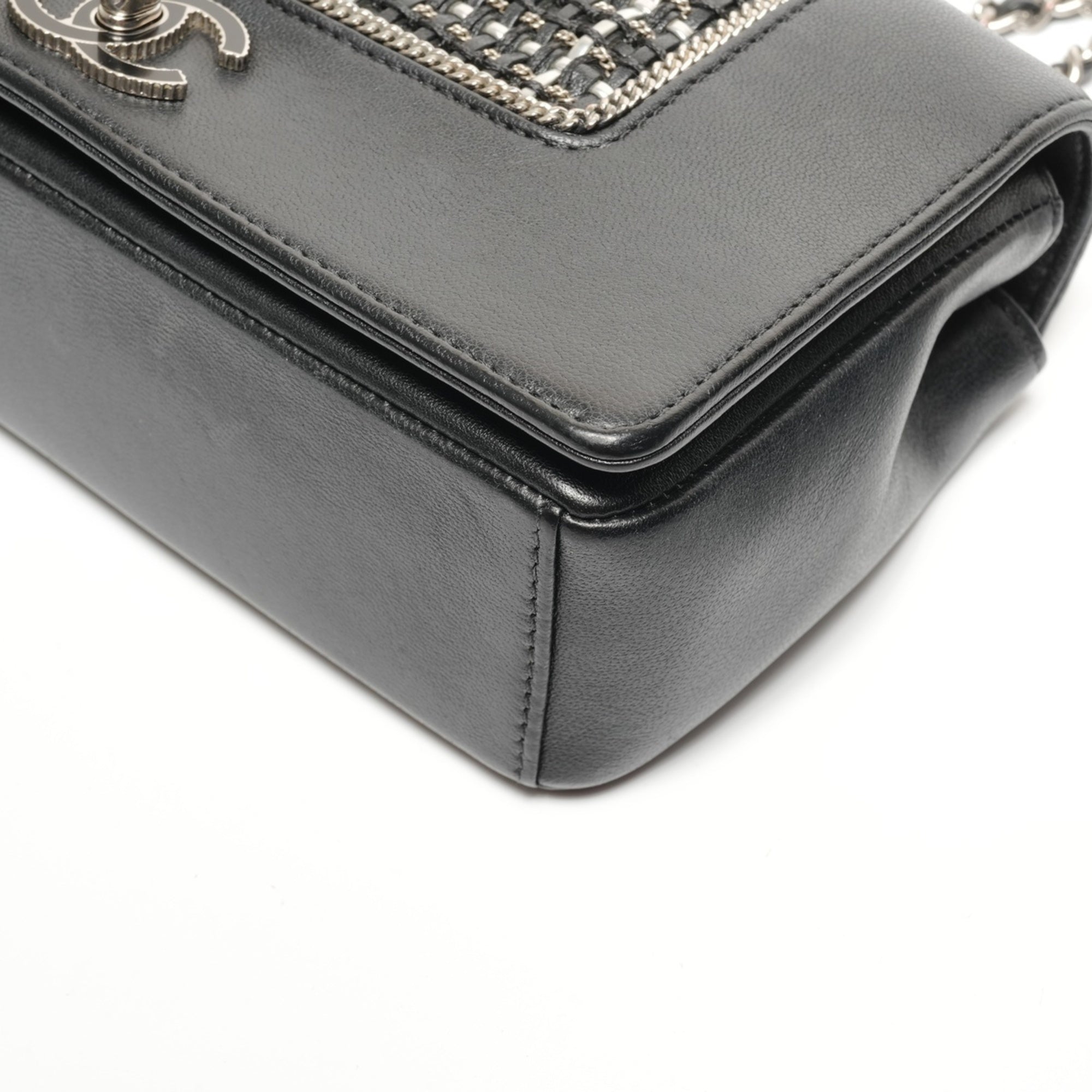 Chanel Black Leather Shoulder Bag (Pre-Owned)