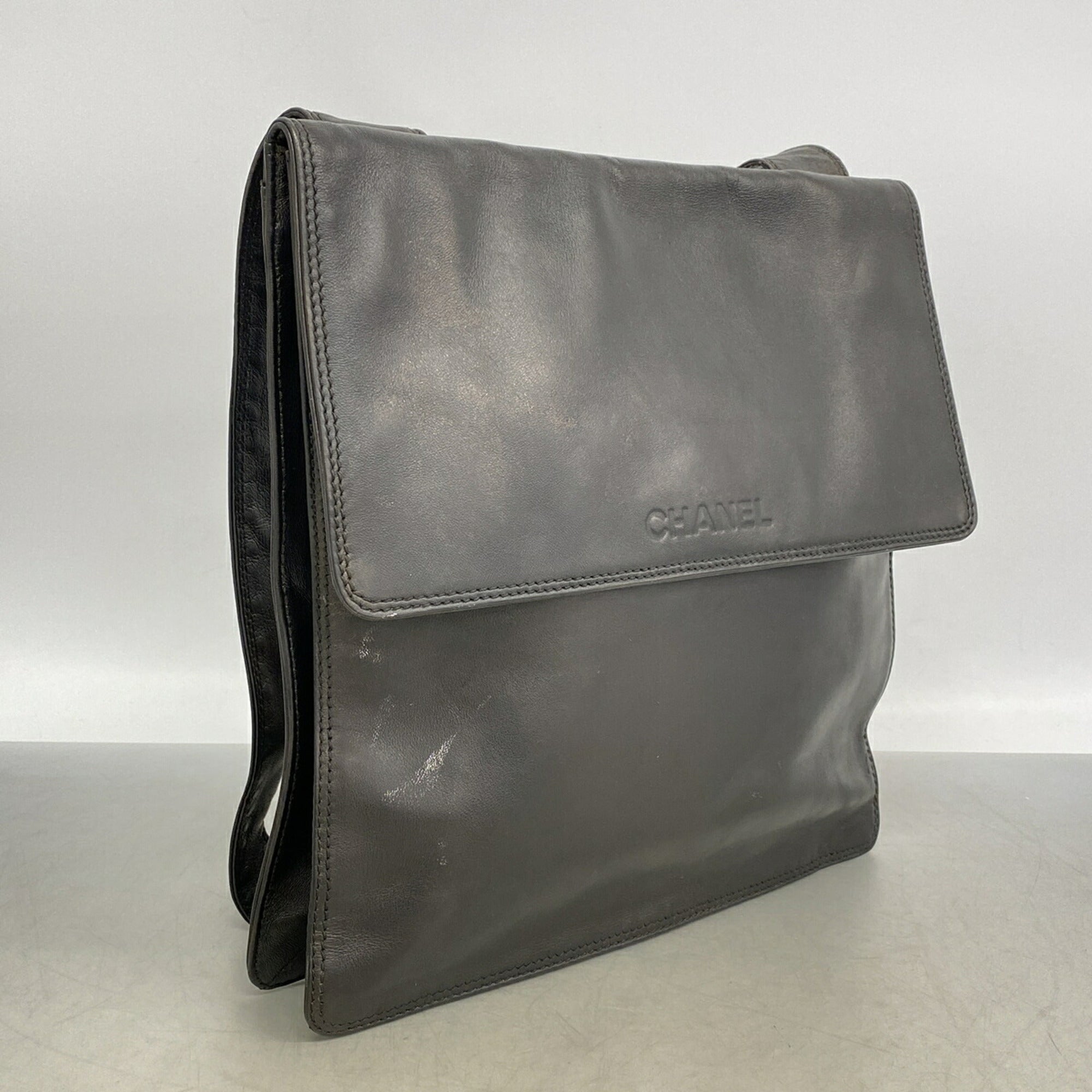 Chanel Black Leather Shoulder Bag (Pre-Owned)