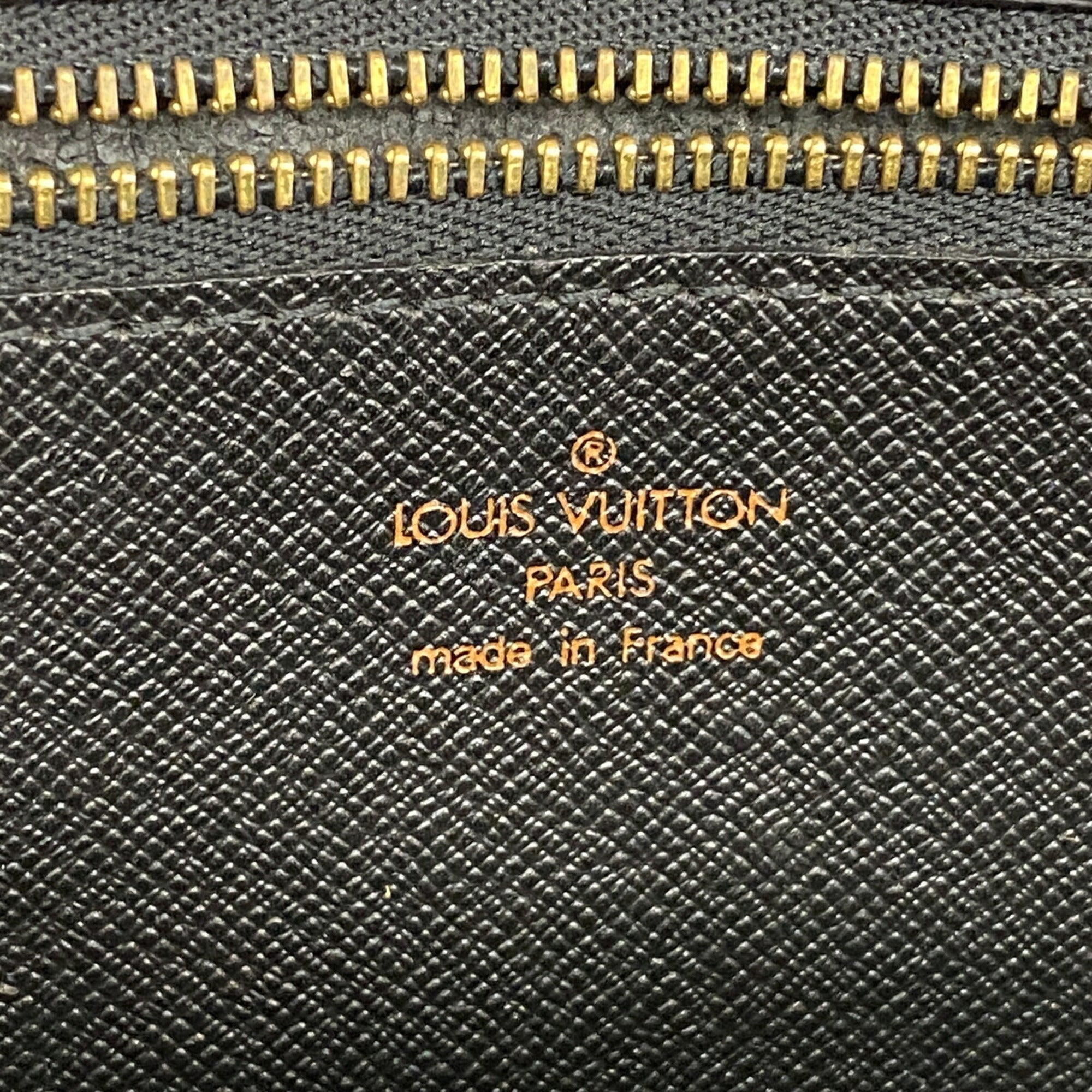 Louis Vuitton Noir Clutch Bag (Pre-Owned)