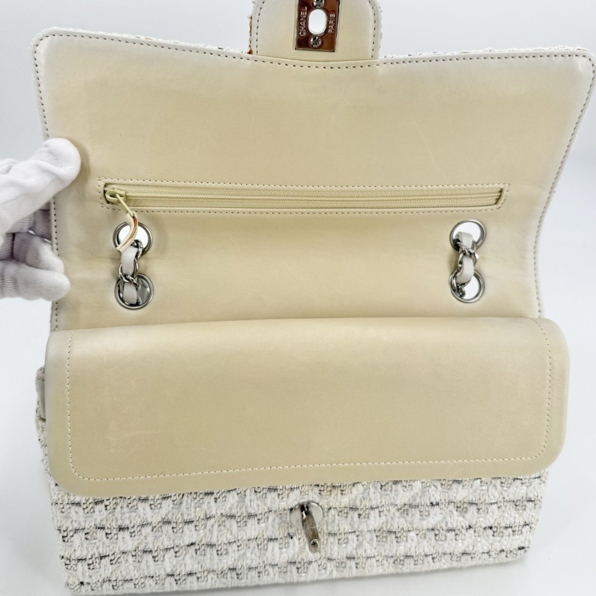 Chanel White Tweed Leather Shoulder Bag (Pre-Owned)