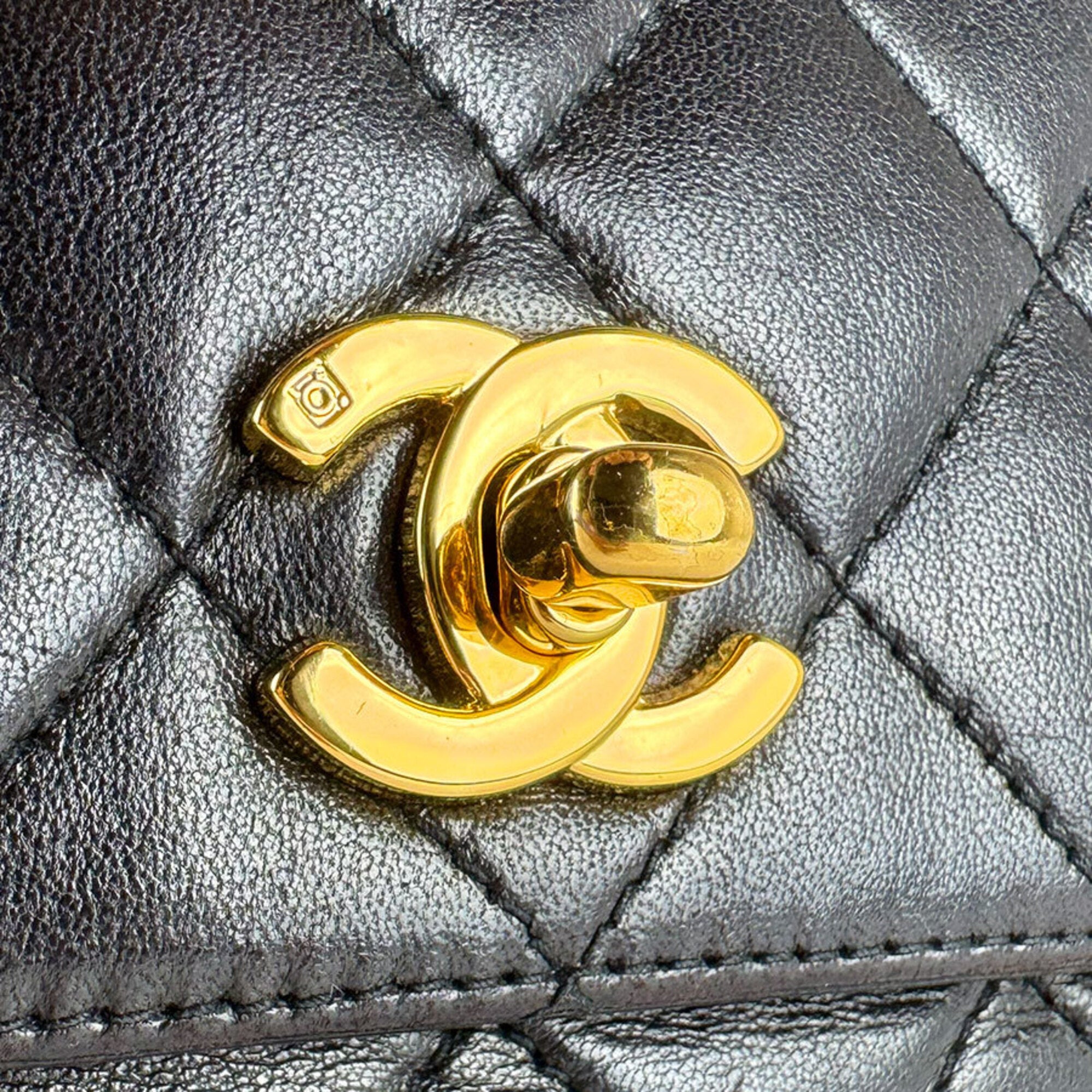 Chanel Black Leather Shoulder Bag (Pre-Owned)