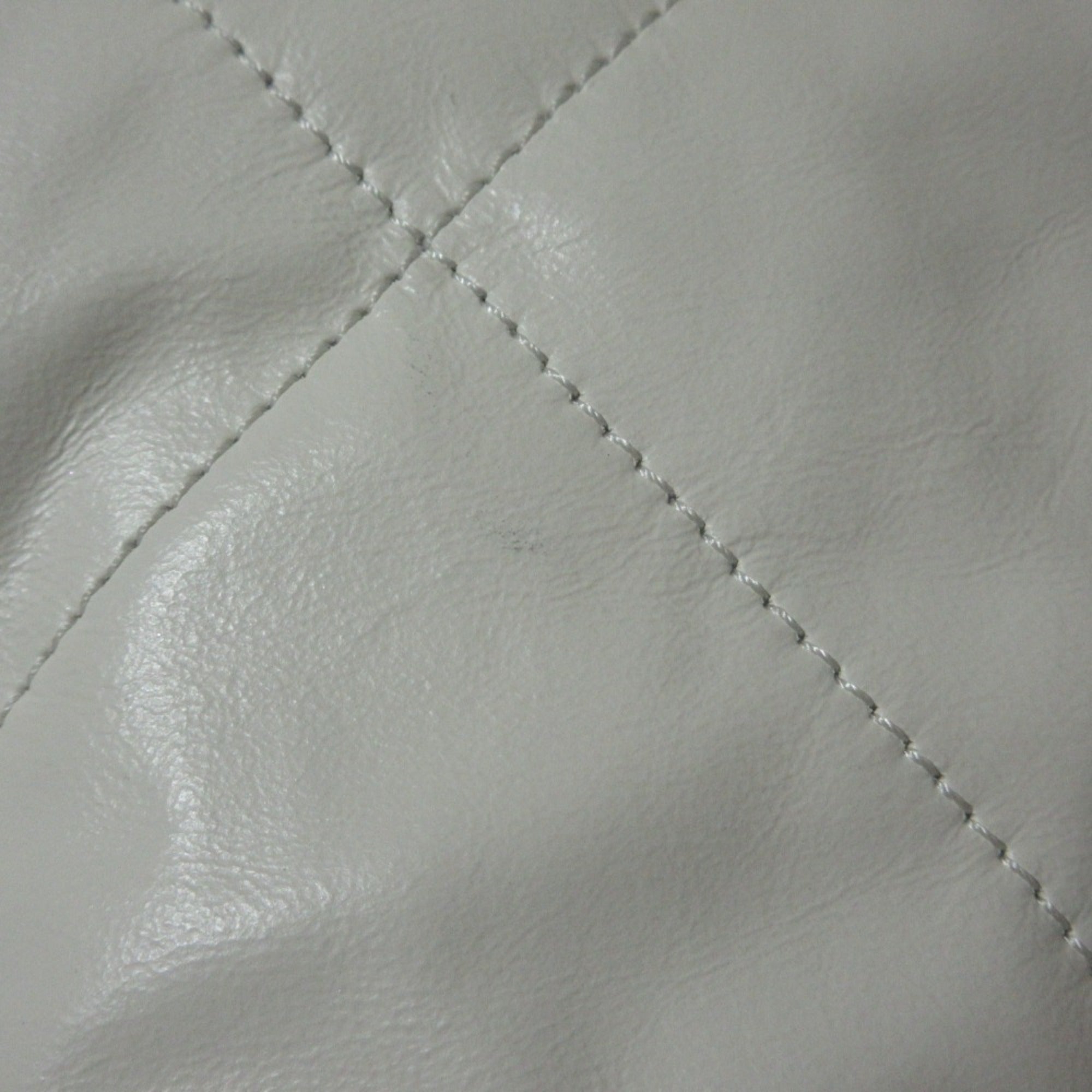 Chanel White Leather Shoulder Bag (Pre-Owned)