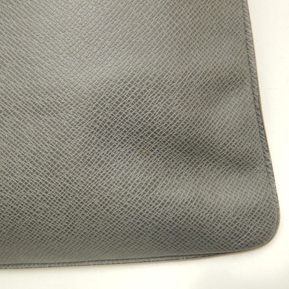 Louis Vuitton Taiga Glacier Taiga Leather Shoulder Bag (Pre-Owned)