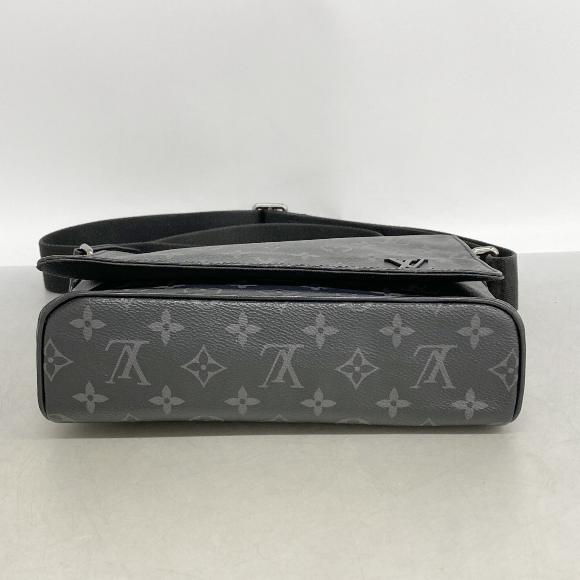 Louis Vuitton Black Shoulder Bag (Pre-Owned)