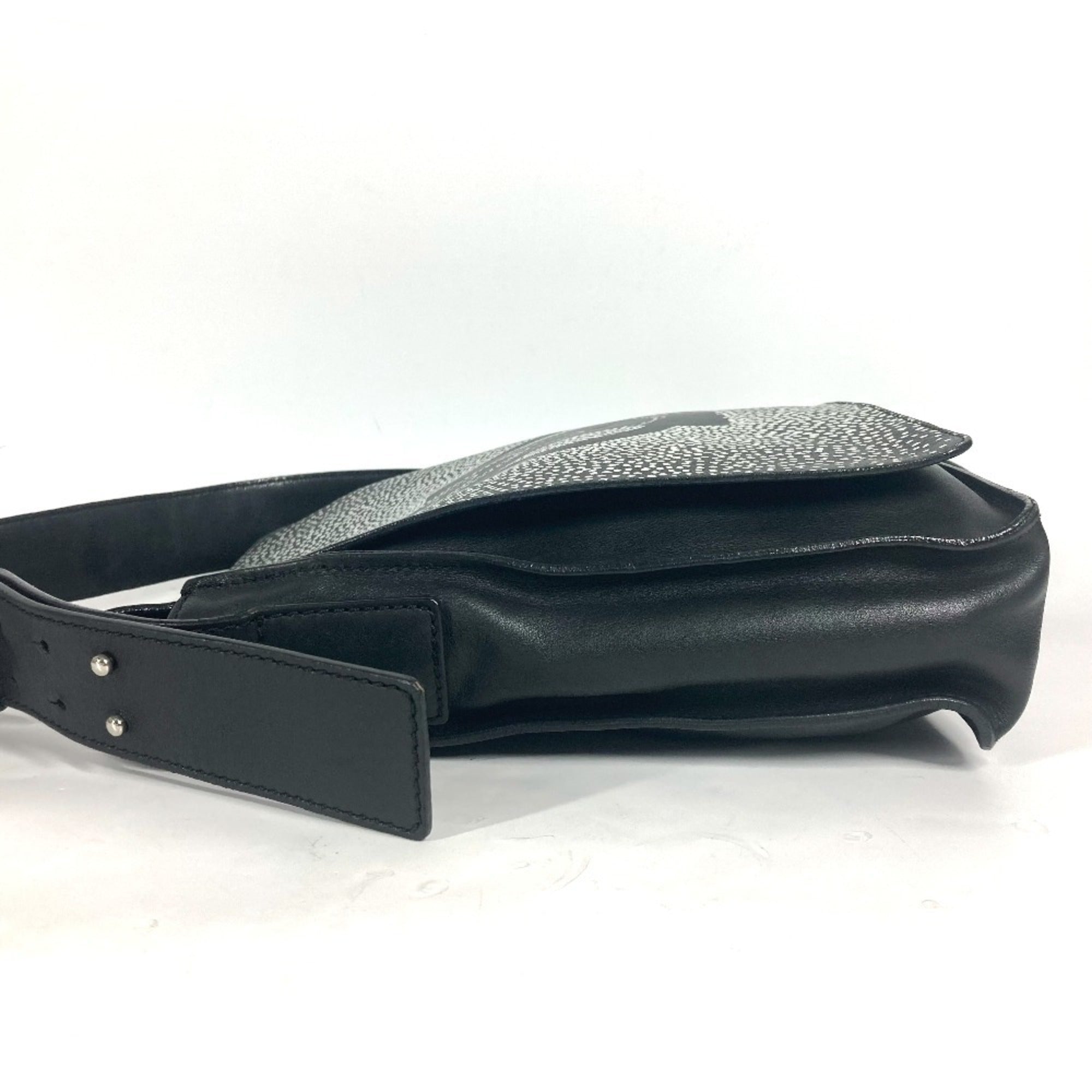 Chanel Black White Leather Shoulder Bag (Pre-Owned)