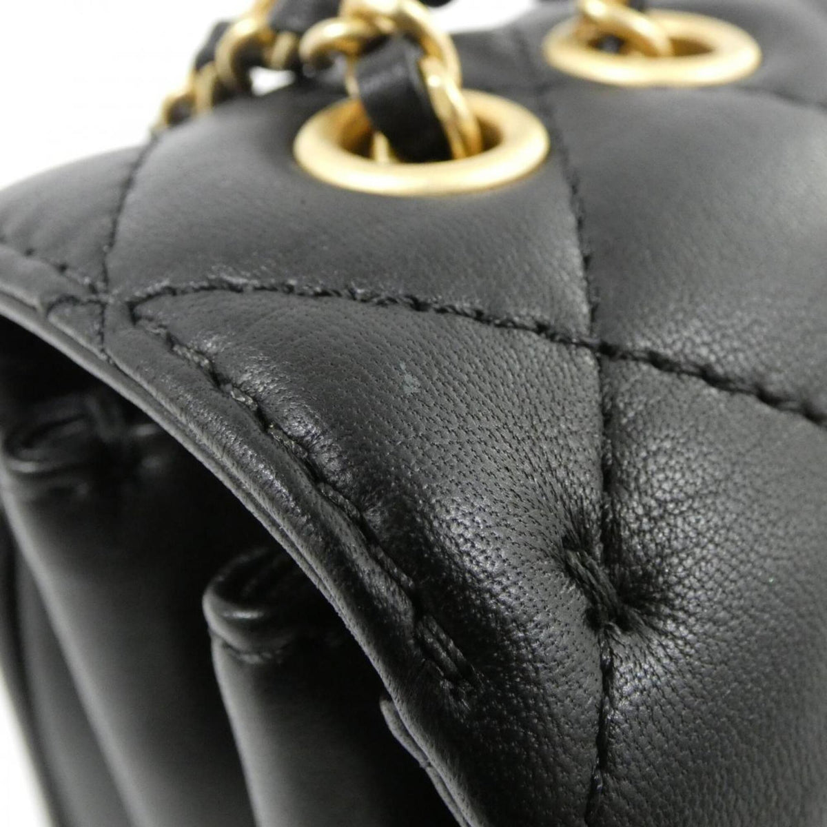 Chanel Black Leather Shoulder Bag (Pre-Owned)