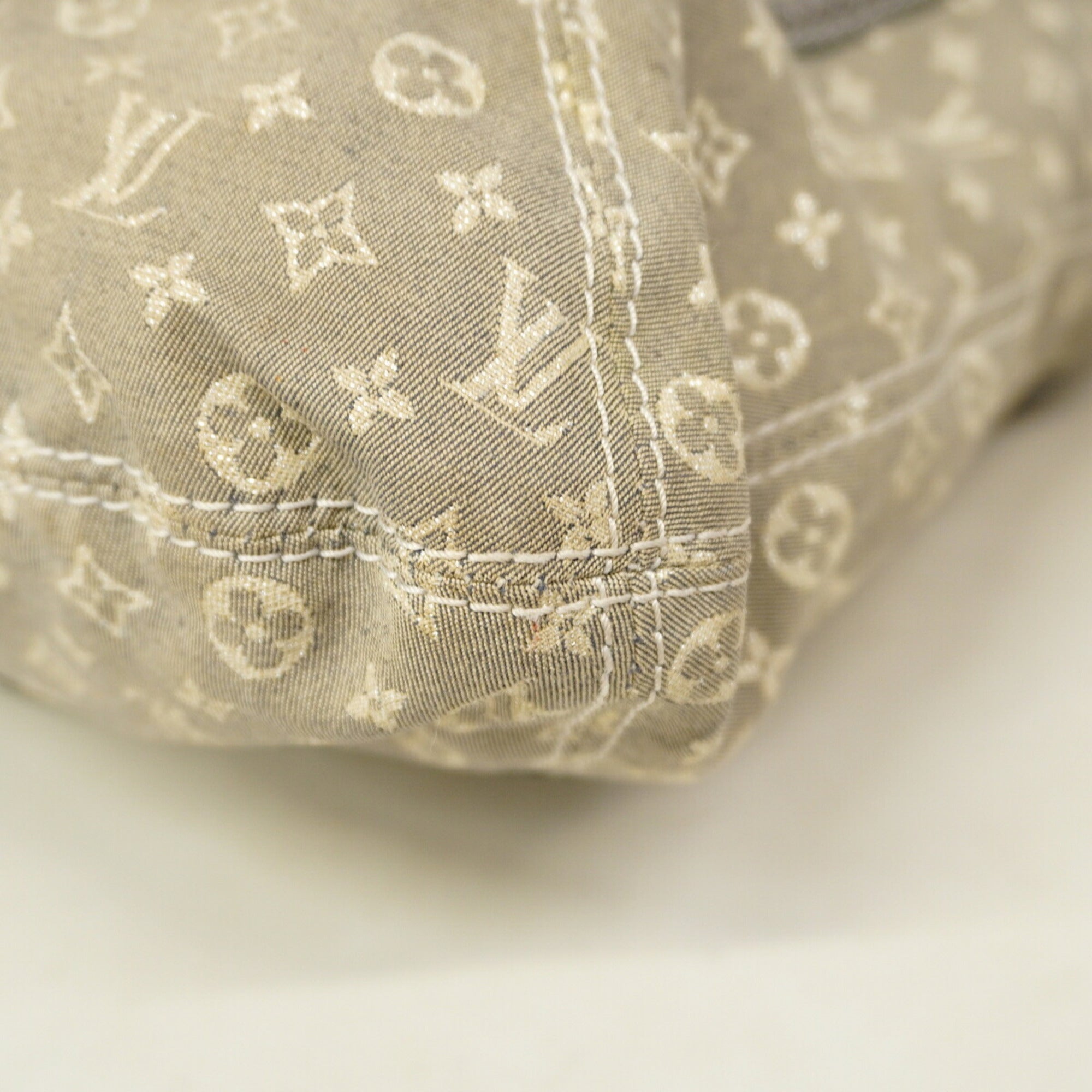 Louis Vuitton Gray Handbag (Pre-Owned)