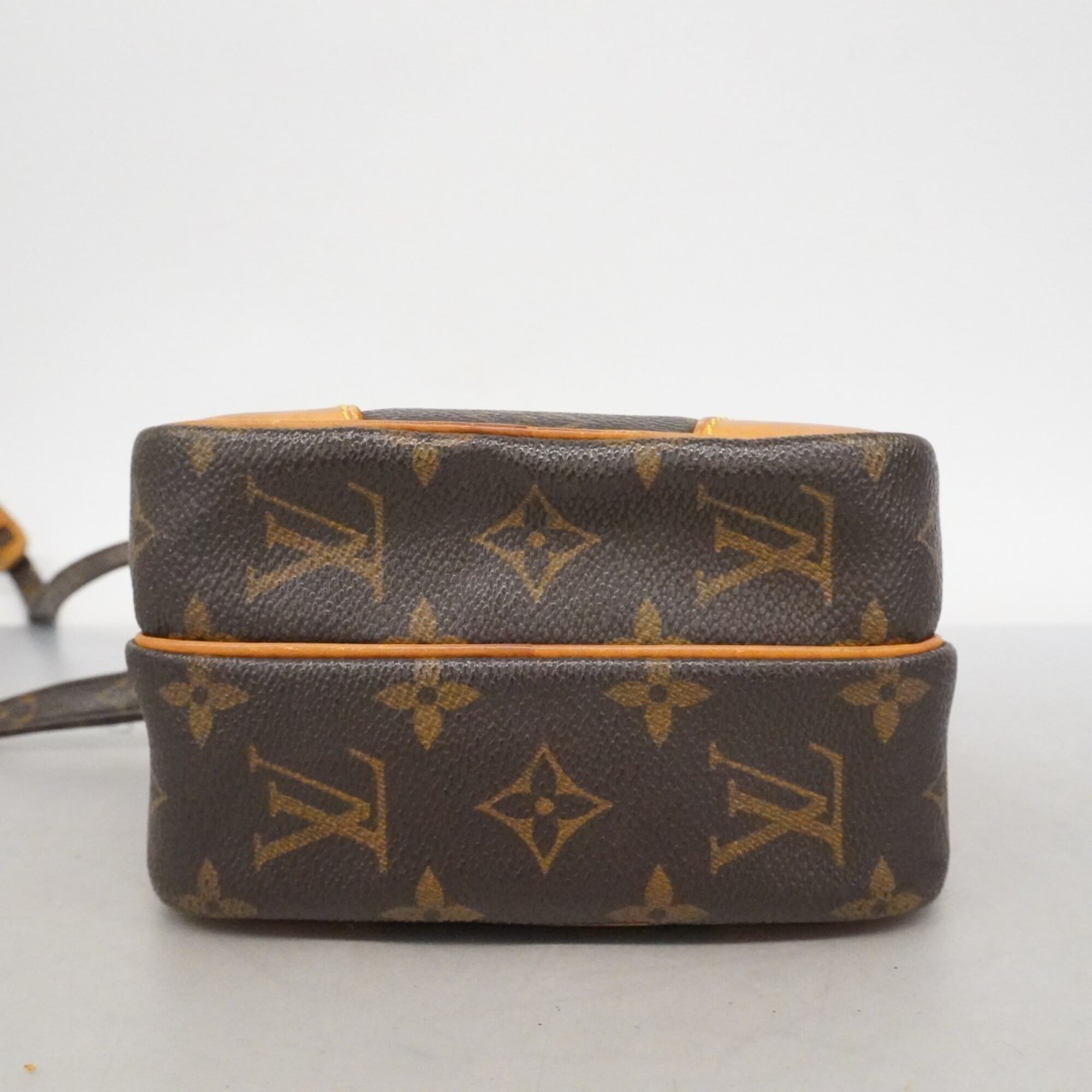 Louis Vuitton Brown Shoulder Bag (Pre-Owned)