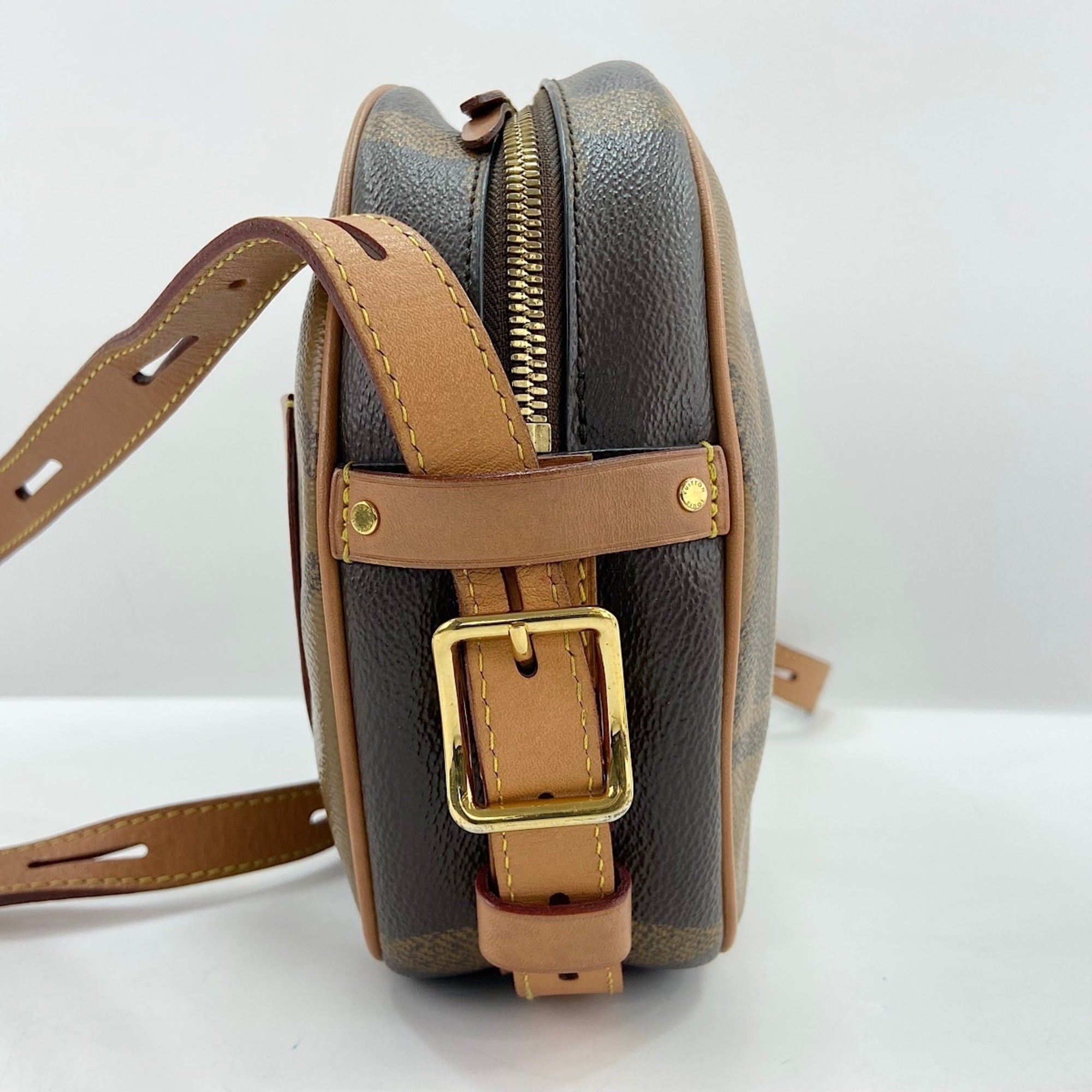 Louis Vuitton Brown Shoulder Bag (Pre-Owned)