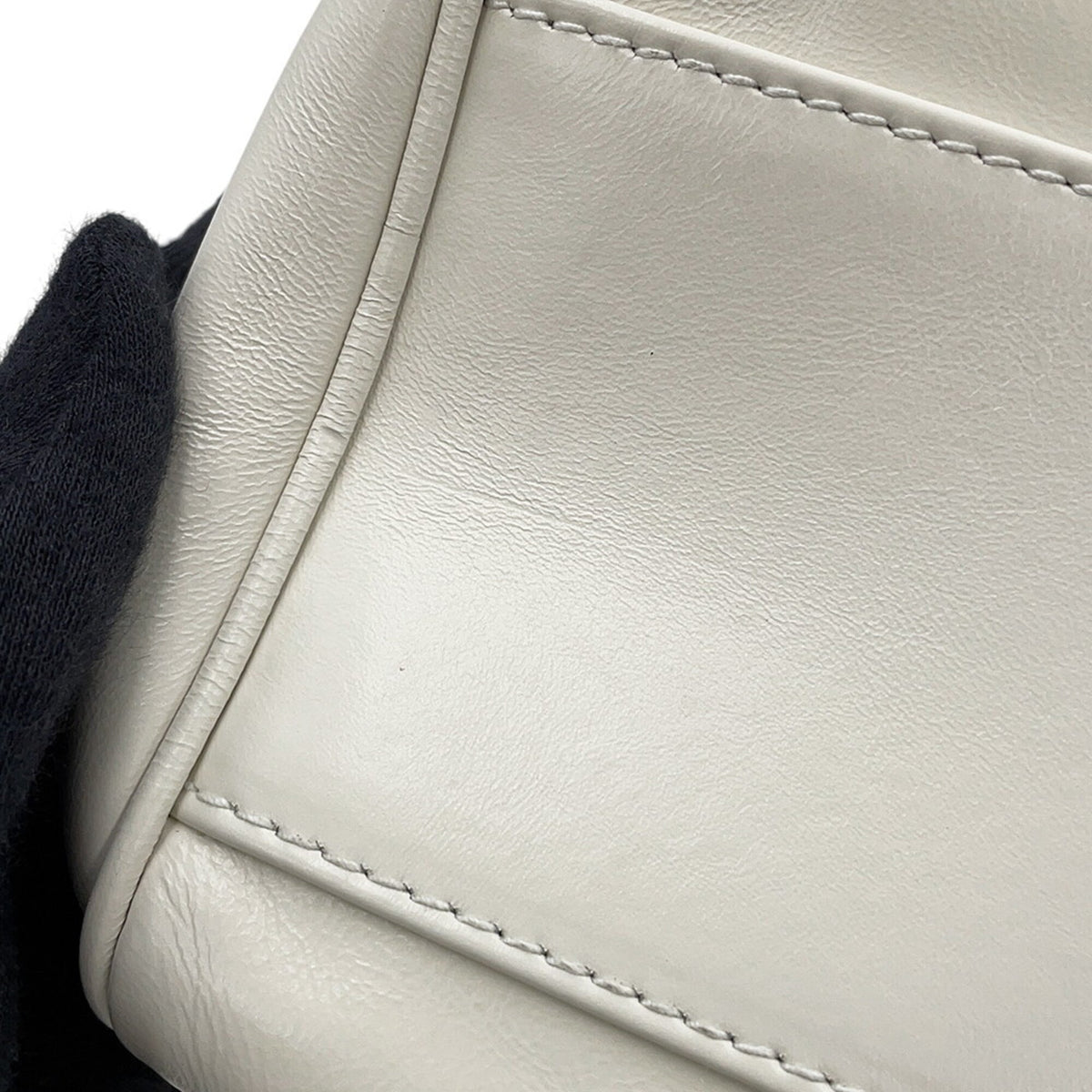 Miu Miu White Leather Handbag (Pre-Owned)