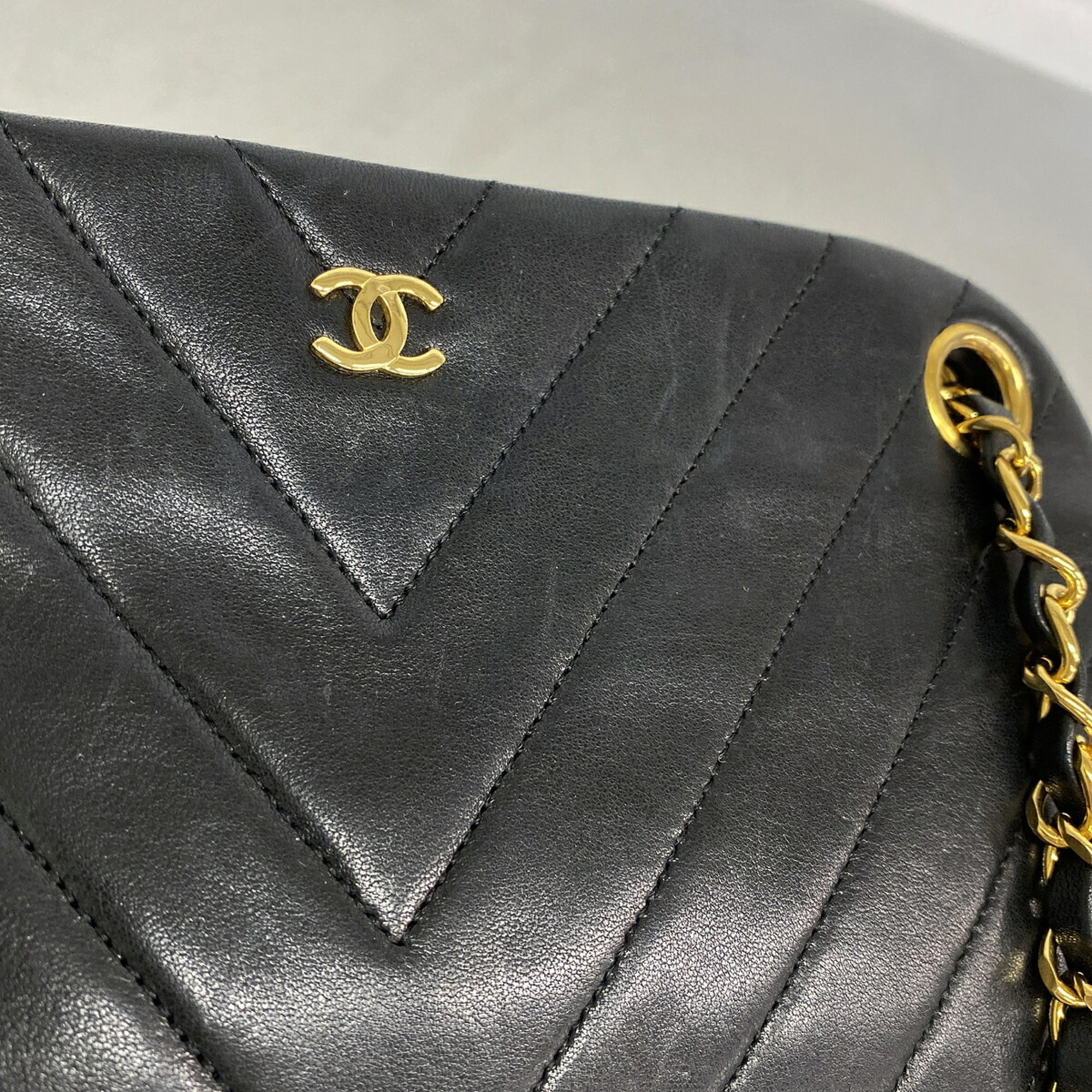 Chanel Black Leather Shoulder Bag (Pre-Owned)
