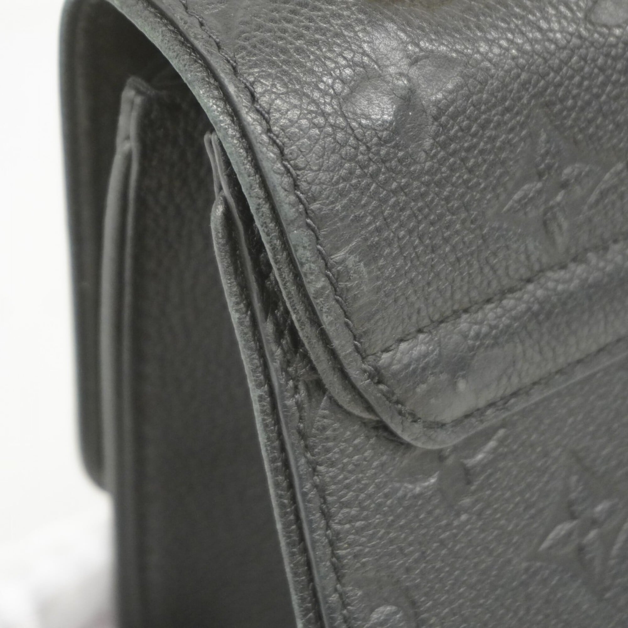 Louis Vuitton Noir Shoulder Bag (Pre-Owned)