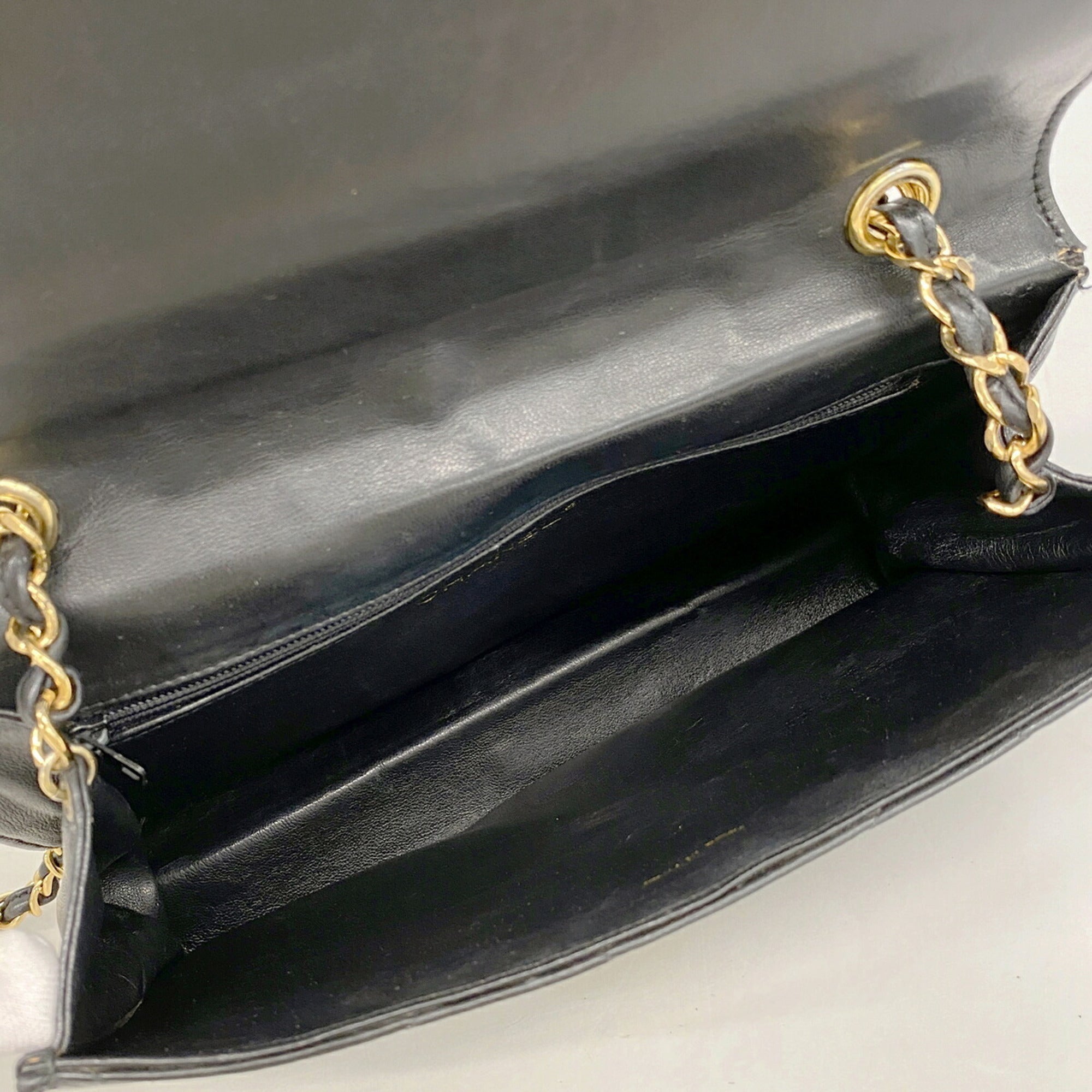 Chanel Black Leather Shoulder Bag (Pre-Owned)