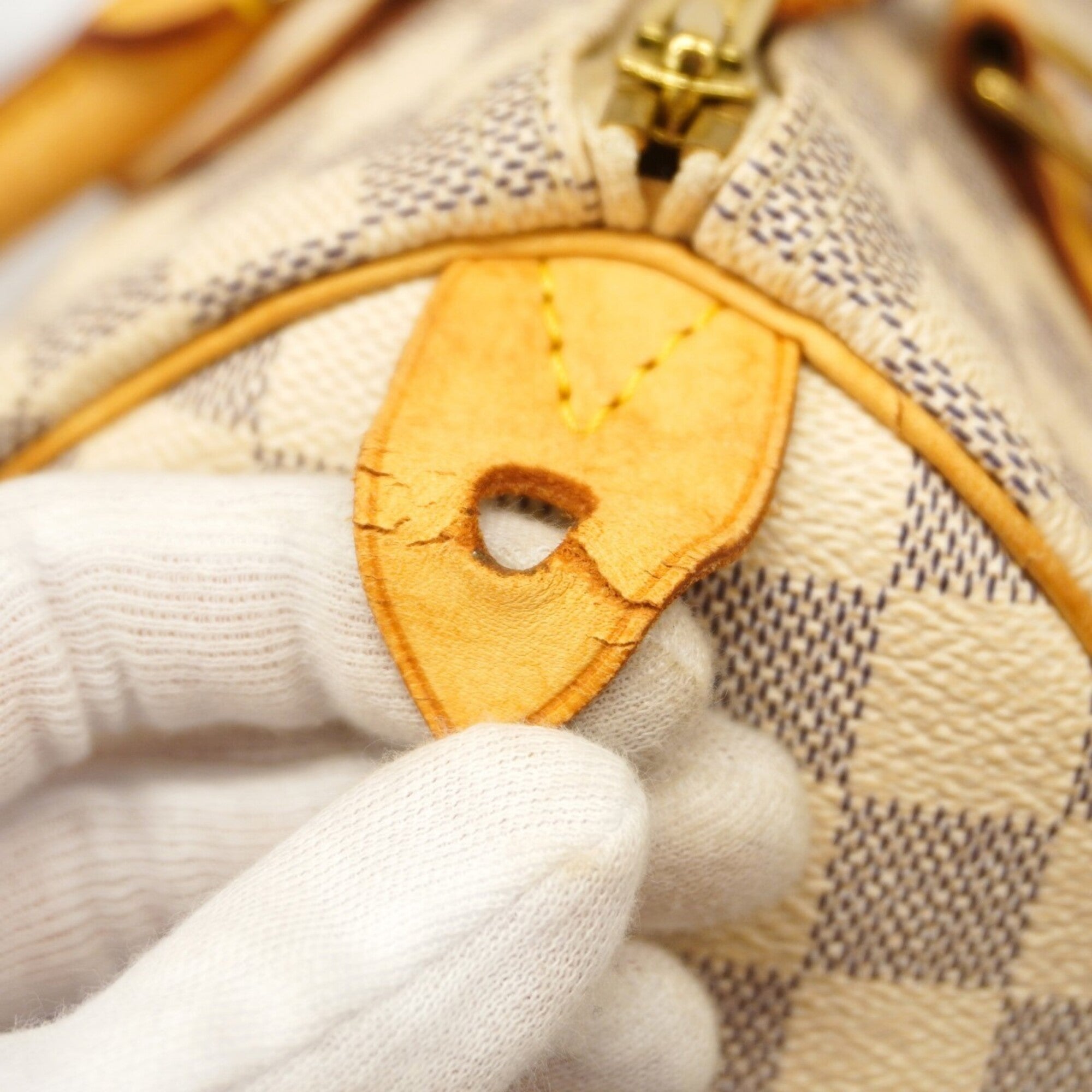 Louis Vuitton White Handbag (Pre-Owned)