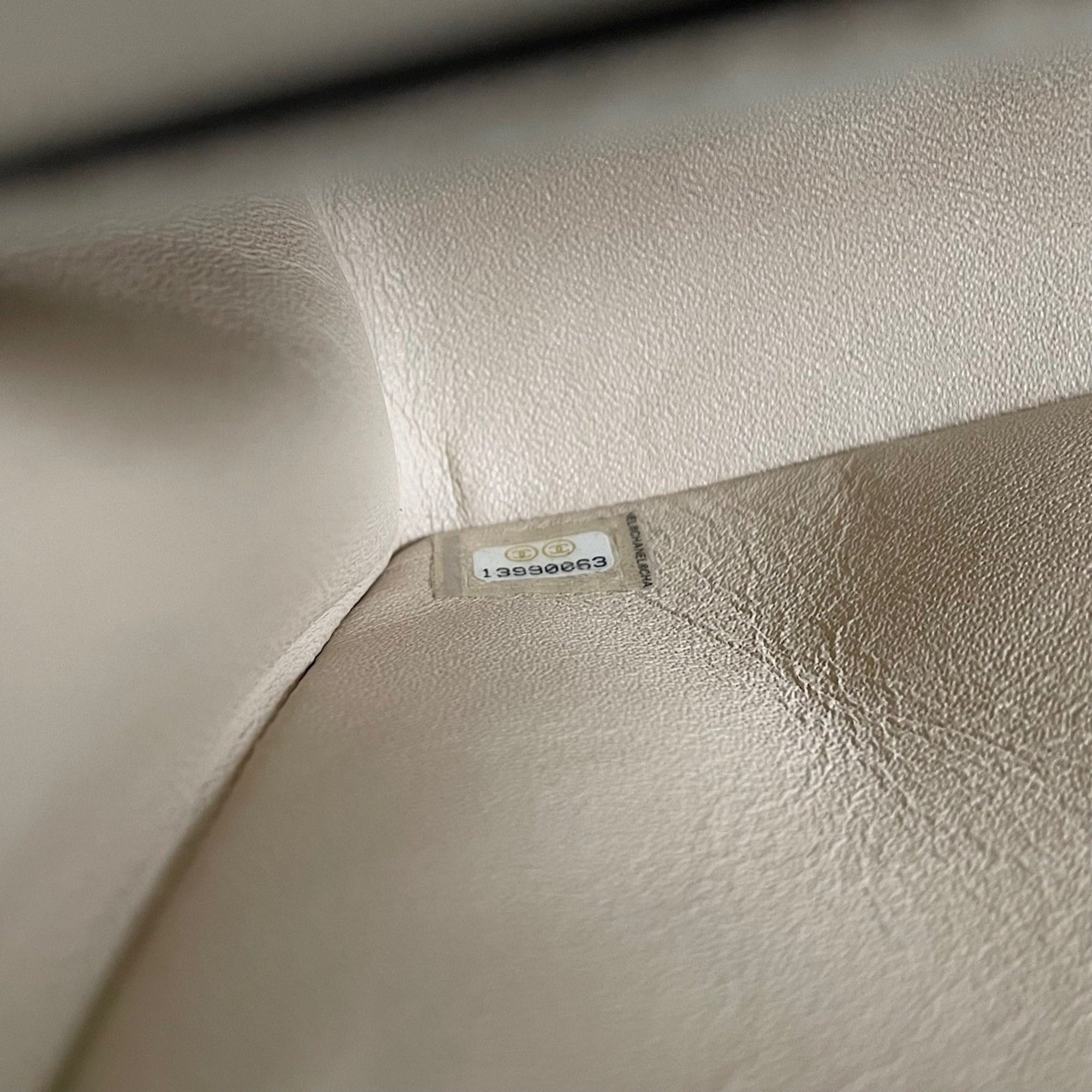 Chanel Beige Shoulder Bag (Pre-Owned)