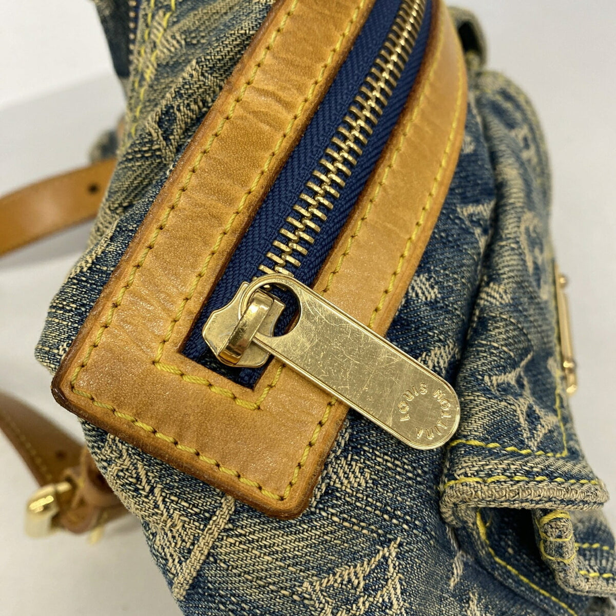 Louis Vuitton Blue Shoulder Bag (Pre-Owned)