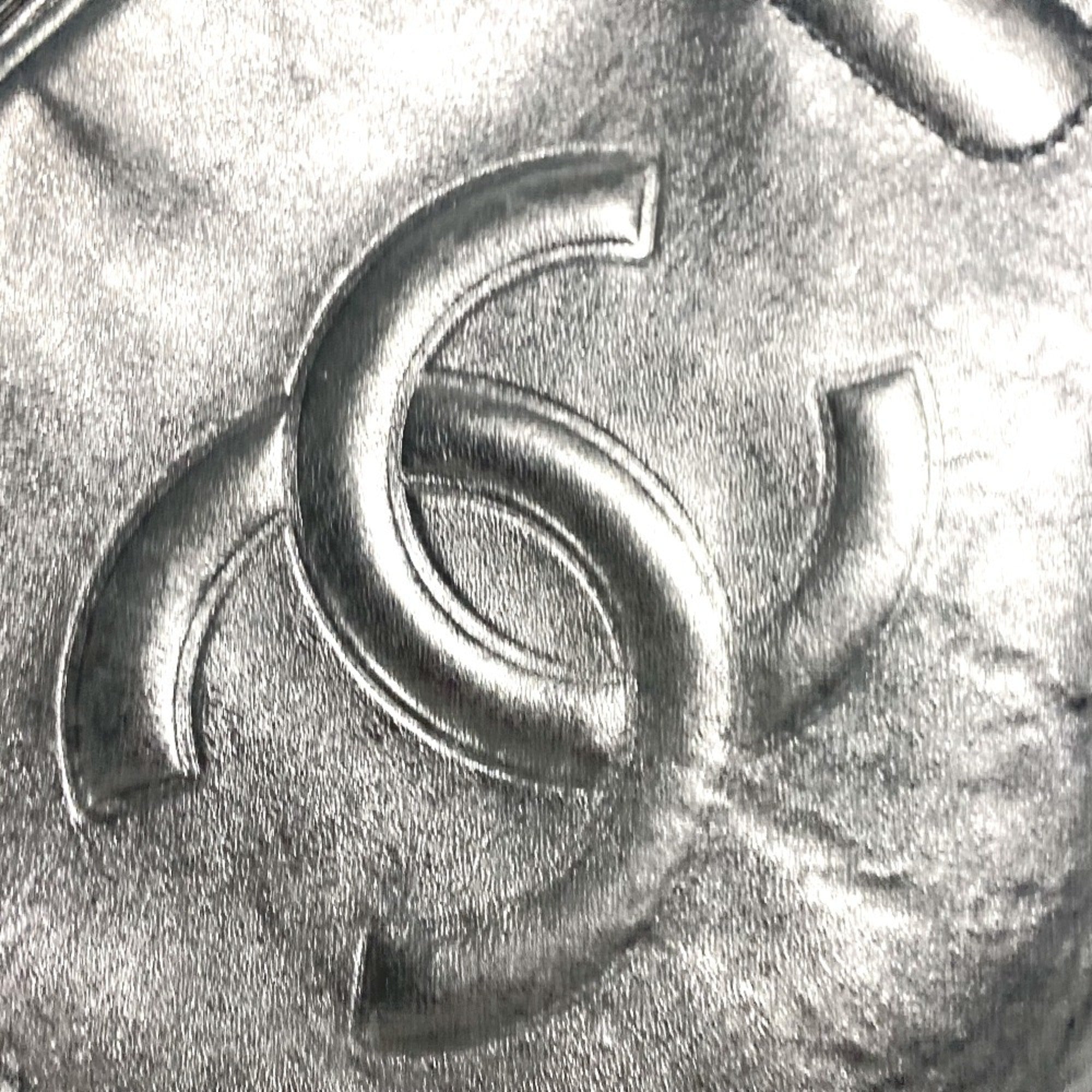 Chanel Black Leather Shoulder Bag (Pre-Owned)