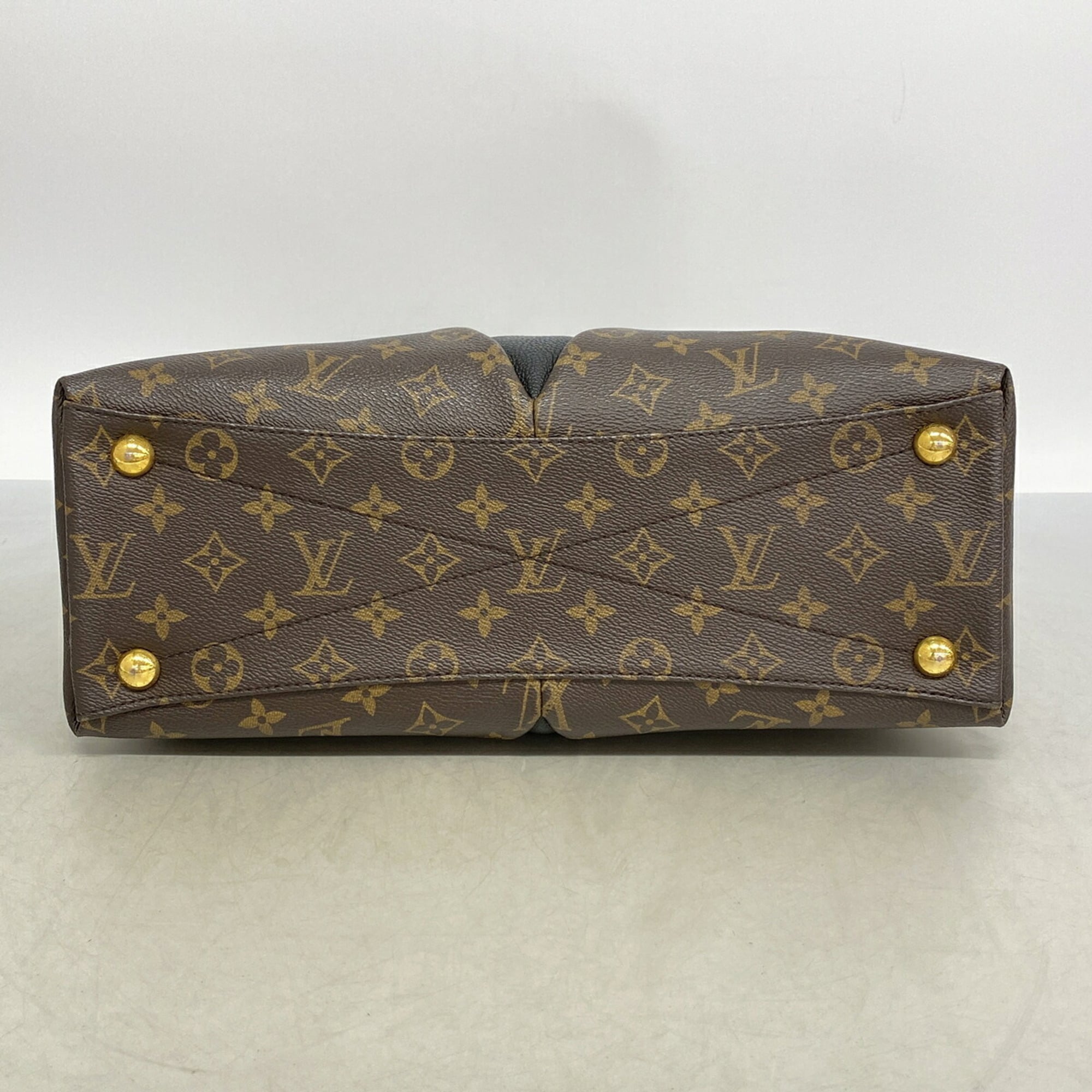 Louis Vuitton Noir Handbag (Pre-Owned)