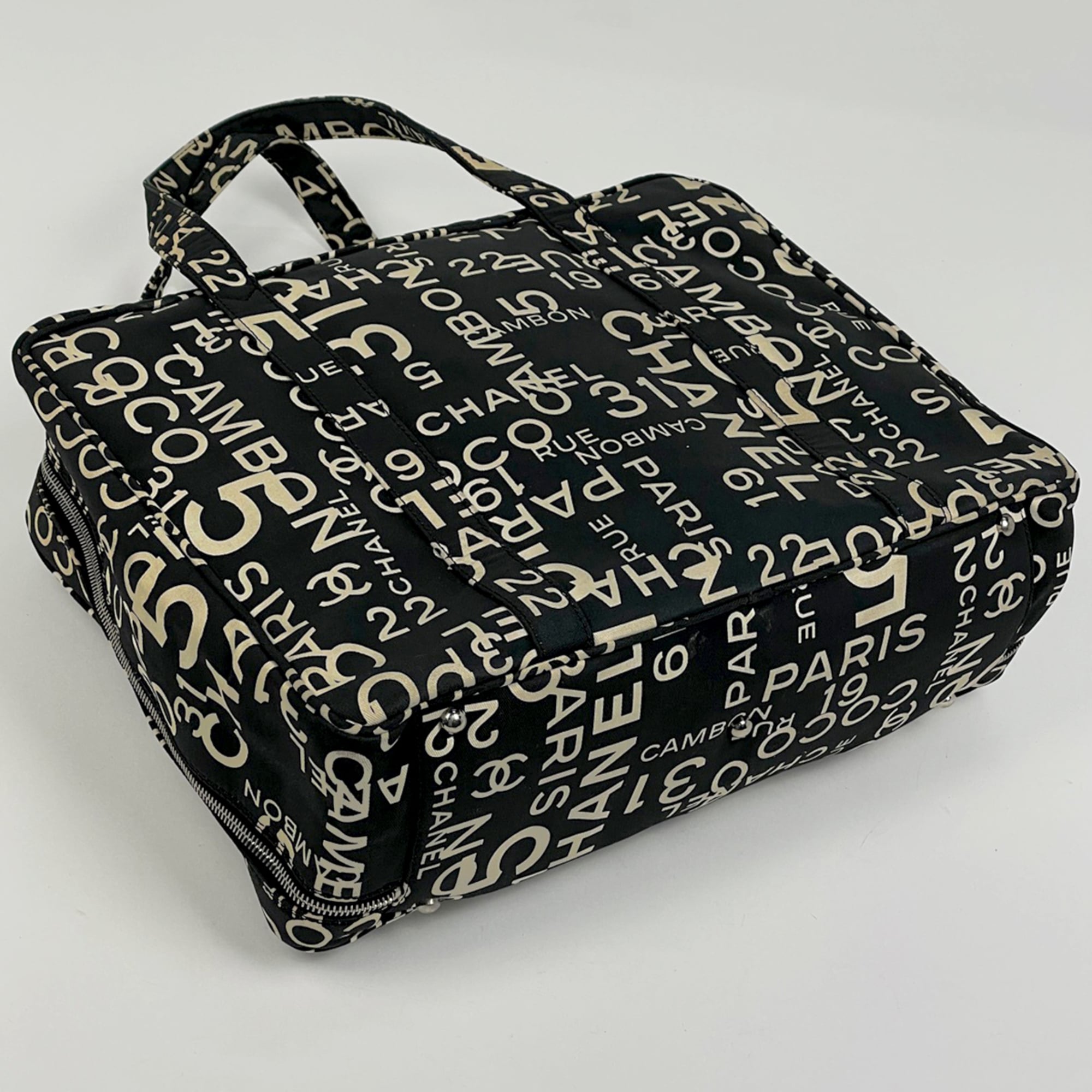 Chanel Black White Canvas Handbag Tote Bag (Pre-Owned)