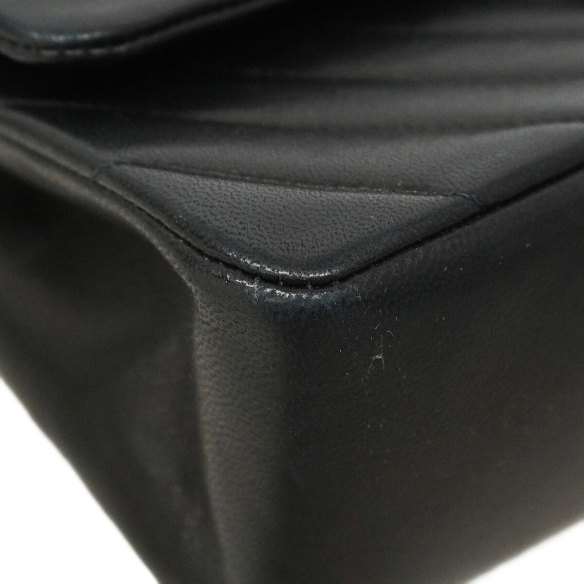 Chanel Black Leather Shoulder Bag (Pre-Owned)