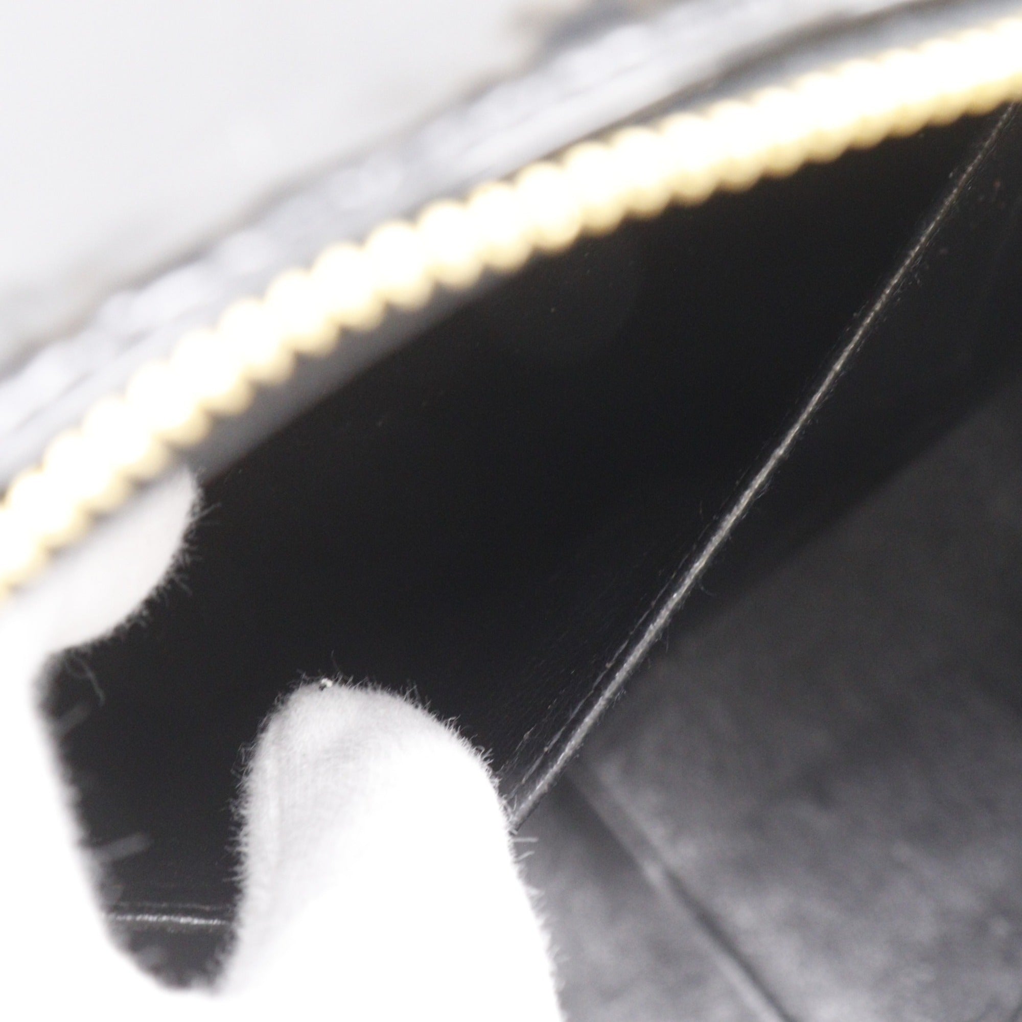 Chanel Black Patent Leather Handbag (Pre-Owned)