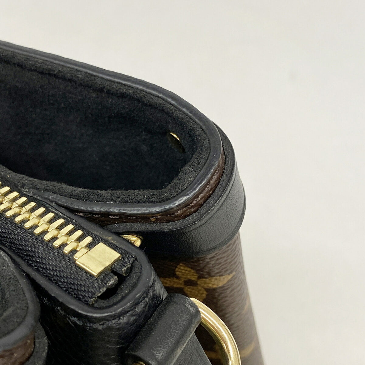 Louis Vuitton Noir Handbag (Pre-Owned)