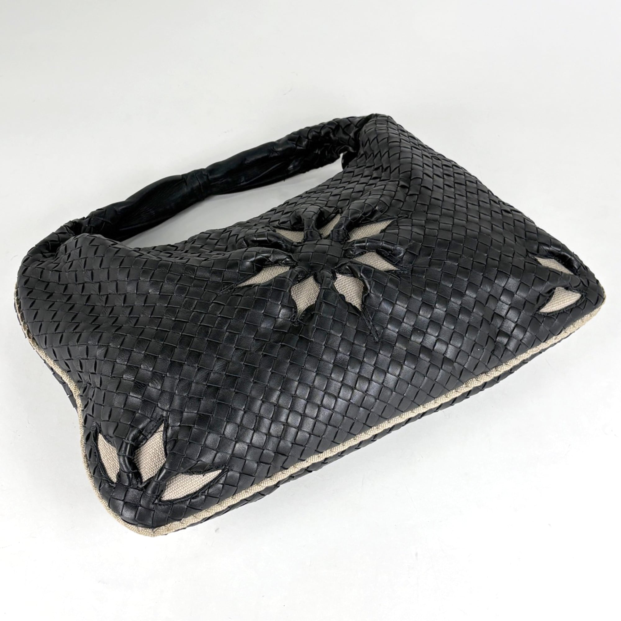 Bottega Veneta Beige Black Intrecciato Leather Shoulder Bag (Pre-Owned)