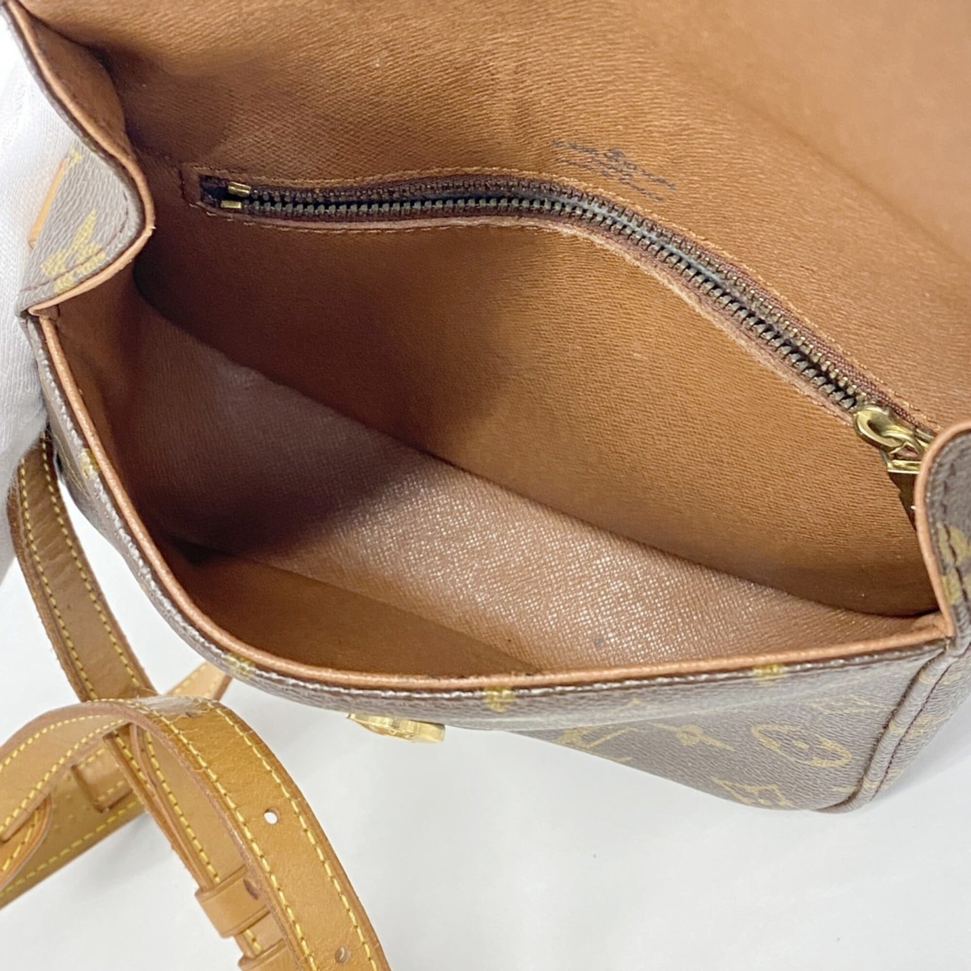 Louis Vuitton Brown Shoulder Bag (Pre-Owned)