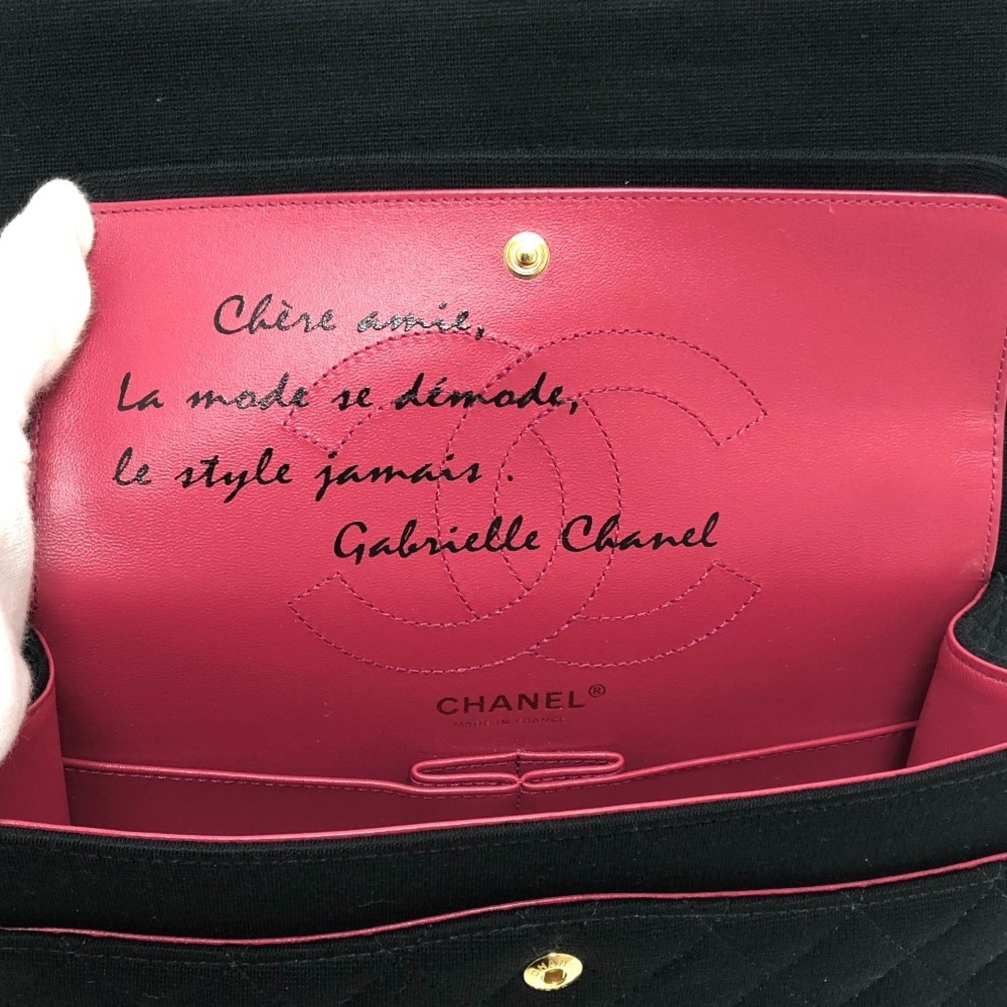 Chanel Black Leather Shoulder Bag (Pre-Owned)