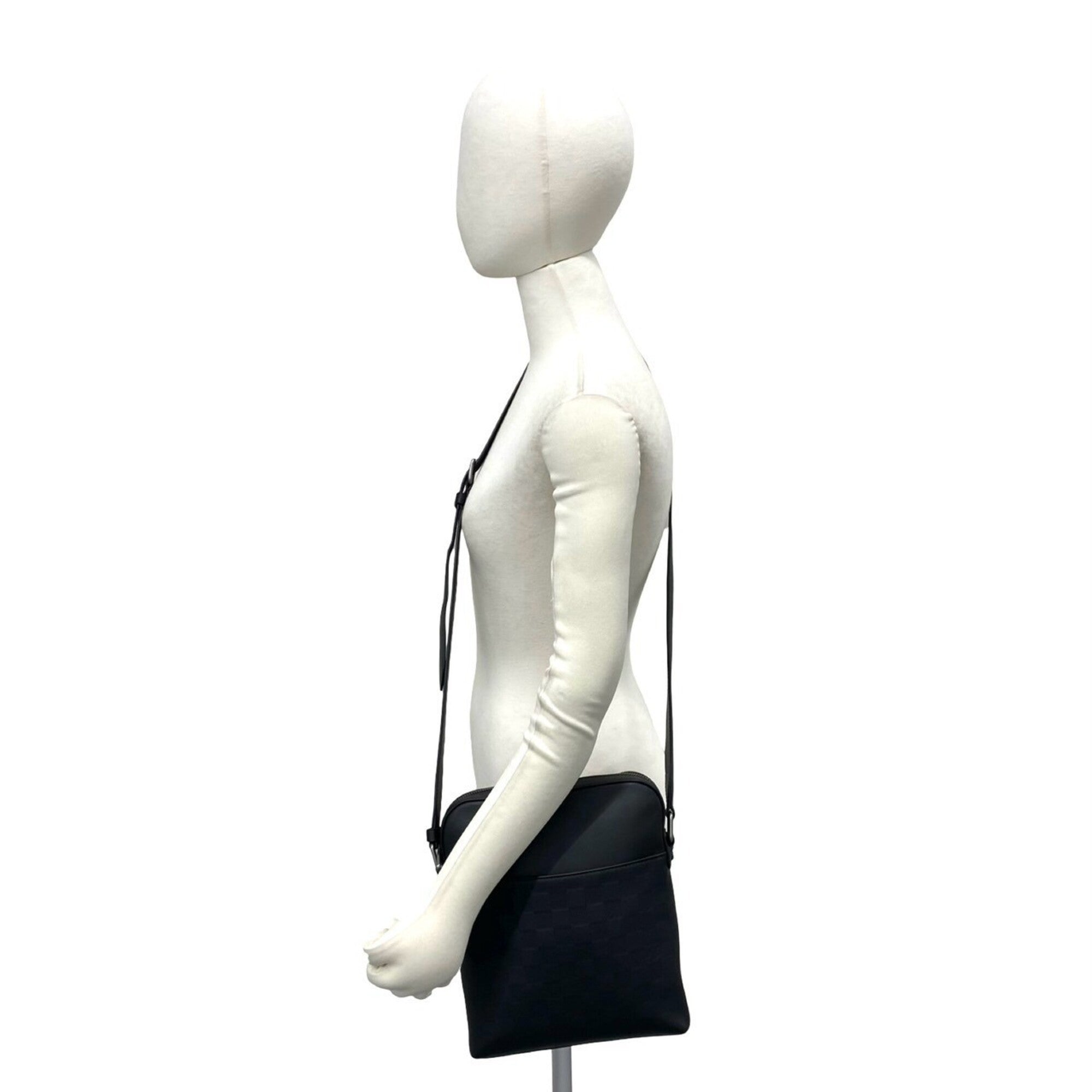 Louis Vuitton Black Leather Pochette Shoulder Bag (Pre-Owned)