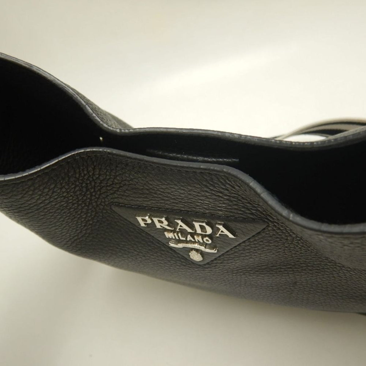 Prada Nero Leather Shoulder Bag (Pre-Owned)
